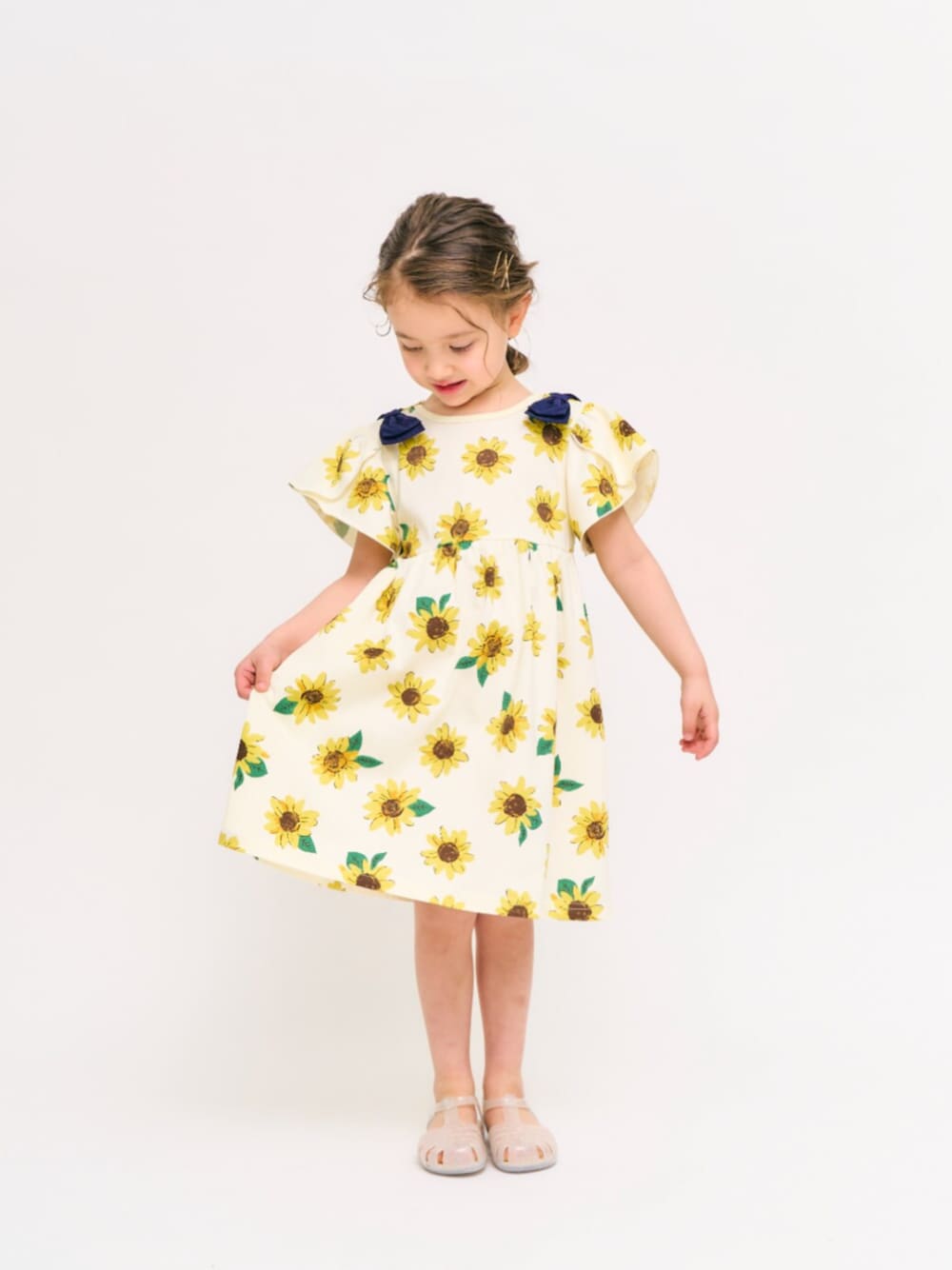 「F.O.Online Store、エフオーオンラインストア(F.O.Online Store)、apres les cours、アプレレクール、キッズコーデ、キッズファッション、女の子、女の子コーデ、ワンピース、花柄、サンダル、お出かけコーデ、プチプラ、きれいめカジュアル、夏服」｜「apres les coursのジェリーサンダル（サンダル、ホワイト系）」を使った、F.O.OnlineStoreさん（キッズ・110cm）の夏コーディネートの1枚目の写真