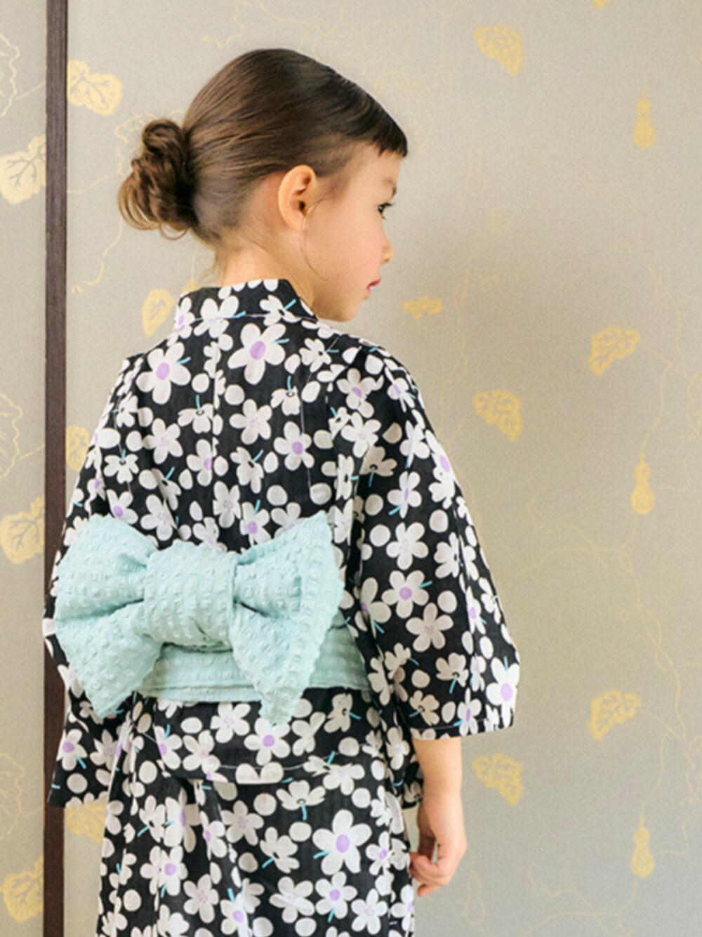 「F.O.Online Store、エフオーオンラインストア(F.O.Online Store)、apres les cours、アプレレクール、浴衣、セパレート、夏祭り、夏休み、花火大会、キッズ浴衣、花柄、キッズコーデ、おんなのこ、夏コーデ、お出かけコーデ」｜「apres les coursの【帯セット】アプレのはんなり浴衣_セパレートタイプ（浴衣、ブラック系）」を使った、F.O.OnlineStoreさん（キッズ・110cm）の春コーディネートの1枚目の写真