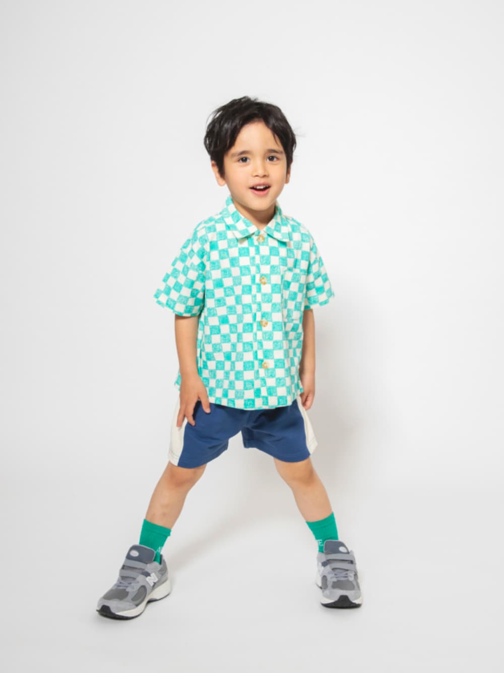 「F.O.Online Store、エフオーオンラインストア(F.O.Online Store)、BREEZE、ブリーズ、キッズコーデ、キッズファッション、男の子、男の子コーデ、シャツスタイル、総柄、柄シャツ、ハーフパンツ、靴下チラ見せ、スポーツミックス、お出かけコーデ」｜「BREEZEの【WEB限定/リンク/ジュニア対応】POP総柄 半袖シャツ（シャツ/ブラウス、グリーン系）」を使った、F.O.OnlineStoreさん（キッズ・110cm）の夏コーディネートの1枚目の写真