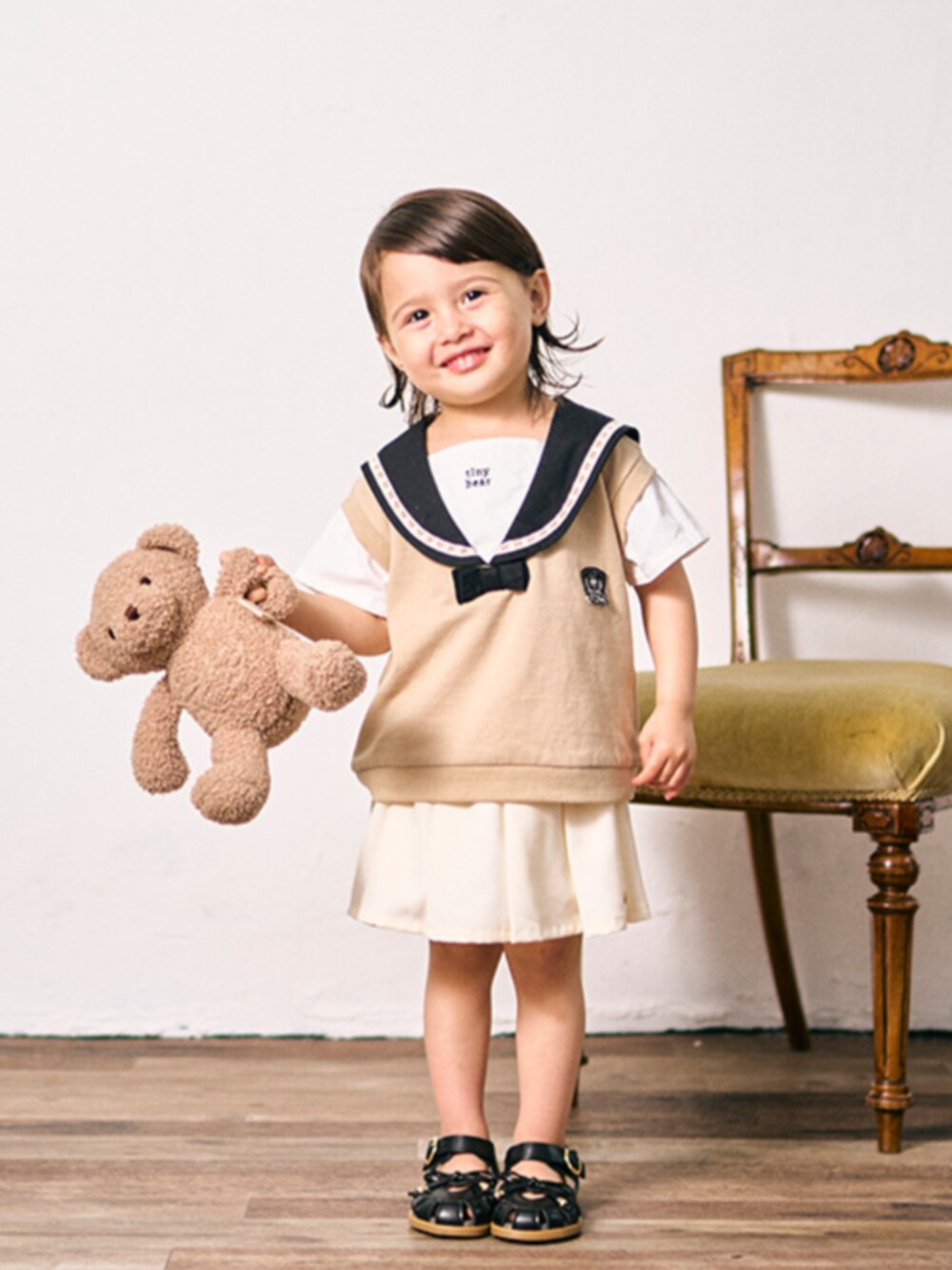 「F.O.Online Store、エフオーオンラインストア(F.O.Online Store)、apres les cours、アプレレクール、セーラーカラー、クラシカル、くまさん、ユニセックス、夏コーデ、ブラウン、tiny bear、キッズコーデ、キッズファッション、スカート、夏」｜「apres les coursのリボン付きハートサンダル（サンダル、ブラック系）」を使った、F.O.OnlineStoreさん（キッズ・90cm）の春コーディネートの1枚目の写真