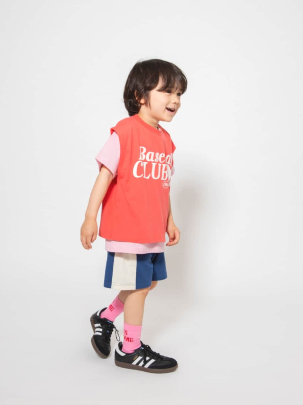 「F.O.Online Store、エフオーオンラインストア(F.O.Online Store)、BREEZE、ブリーズ、キッズコーデ、キッズファッション、男の子、ユニセックス、スポーツミックス、Tシャツ、レイヤードスタイル、ハーフパンツ、靴下チラ見せ、カジュアルコーデ、ベスト」｜「BREEZEの【WEB限定/ジュニア対応】ラインカットソーパンツ（その他パンツ、ブルー系）」を使った、F.O.OnlineStoreさん（キッズ・110cm）の夏コーディネートの1枚目の写真