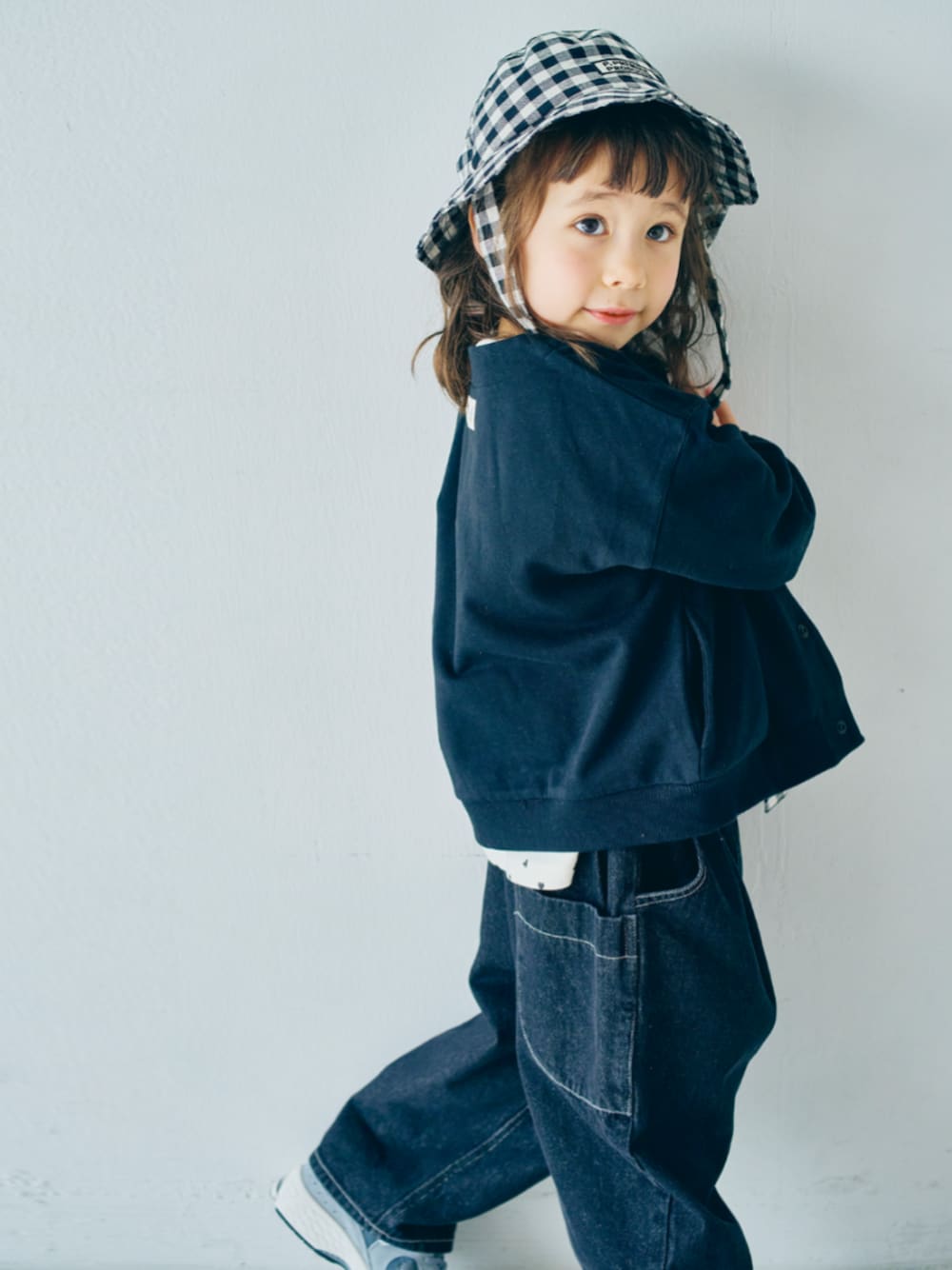 「春コーデ、春、春服、F.O.Online Store、エフオーオンラインストア(F.O.Online Store)、キッズコーデ、キッズファッション、キッズ、プルミエ、p.premier、ラフ、ラフスタイル、ラフコーデ、ハット、チェック」｜「p.premierの裏毛スナップボタンカーディガン（カーディガン/ボレロ、ブラック系）」を使った、F.O.OnlineStoreさん（キッズ・110cm）の冬コーディネートの1枚目の写真