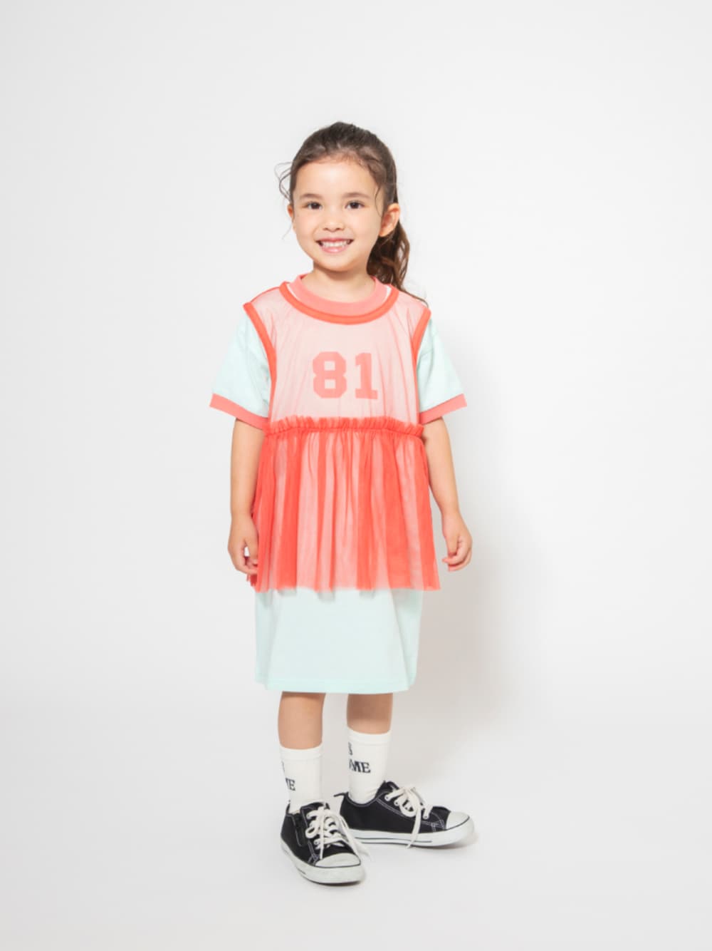 「F.O.Online Store、エフオーオンラインストア(F.O.Online Store)、BREEZE、ブリーズ、キッズコーデ、キッズファッション、女の子、ワンピース、レイヤードスタイル、チュール、チュールトップス、靴下チラ見せ、カジュアルコーデ、スポーツミックス、プチプラ」｜「BREEZEの【WEB限定/ジュニア対応】ナンバリングワンピース（ワンピース、グリーン系）」を使った、F.O.OnlineStoreさん（キッズ・110cm）の夏コーディネートの1枚目の写真