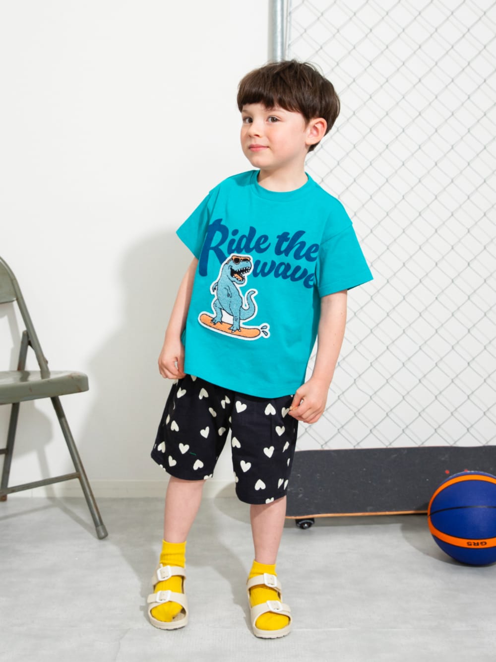 「F.O.Online Store、エフオーオンラインストア(F.O.Online Store)、BREEZE、ブリーズ、キッズコーデ、キッズファッション、男の子、ユニセックス、Tシャツ、ハーフパンツ、靴下 × サンダル、靴下チラ見せ、サンダル、スポーツミックス、総柄」｜「BREEZEのEVAサンダル（サンダル、ベージュ系）」を使った、F.O.OnlineStoreさん（キッズ・110cm）の春コーディネートの1枚目の写真
