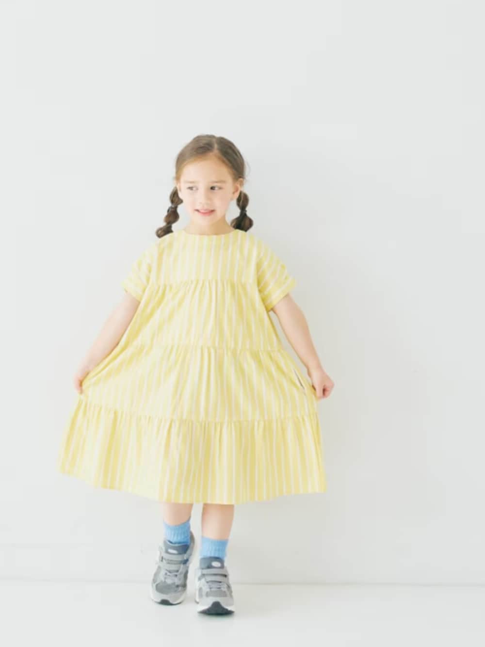 「F.O.Online Store、エフオーオンラインストア(F.O.Online Store)、p.premier、ピードットプルミエ、キッズコーデ、キッズファッション、女の子、女の子コーデ、ワンピース、靴下コーデ、靴下チラ見せ、春コーデ、春色、お出かけコーデ、スニーカー」｜「p.premierのイロチ買いしたいカラーリブソックス（ソックス/靴下、ブルー系）」を使った、F.O.OnlineStoreさん（キッズ・110cm）の春コーディネートの1枚目の写真