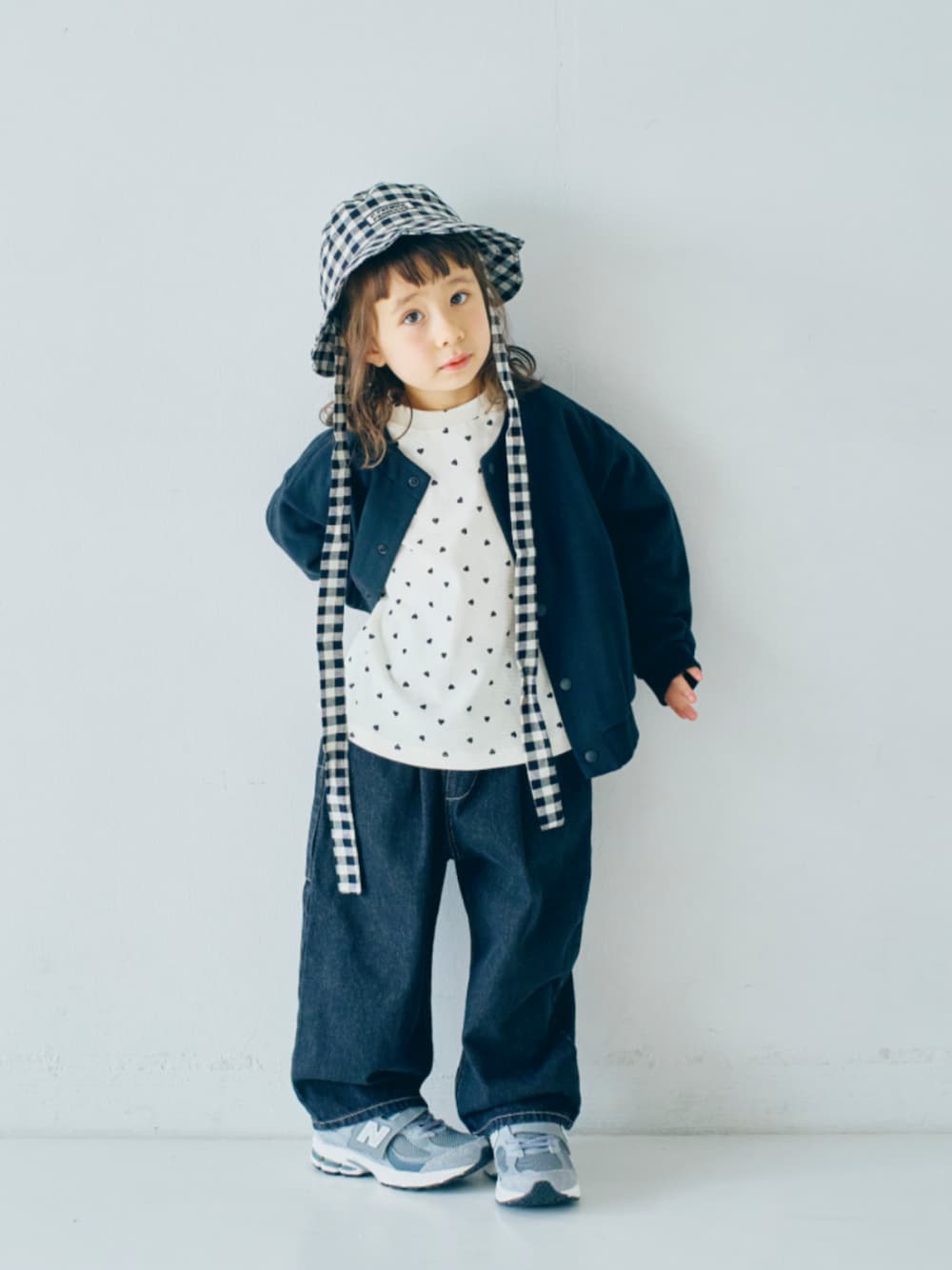 「F.O.Online Store、エフオーオンラインストア(F.O.Online Store)、p.premier、ピードットプルミエ、キッズコーデ、キッズファッション、女の子、カジュアル、きれいめカジュアル、ハット、チェック、ブラックコーデ、お出かけコーデ、プチプラ、カーディガン」｜「p.premierのゆるシルエットのワイドタックパンツ（その他パンツ、ブラック系）」を使った、F.O.OnlineStoreさん（キッズ・110cm）の夏コーディネートの1枚目の写真