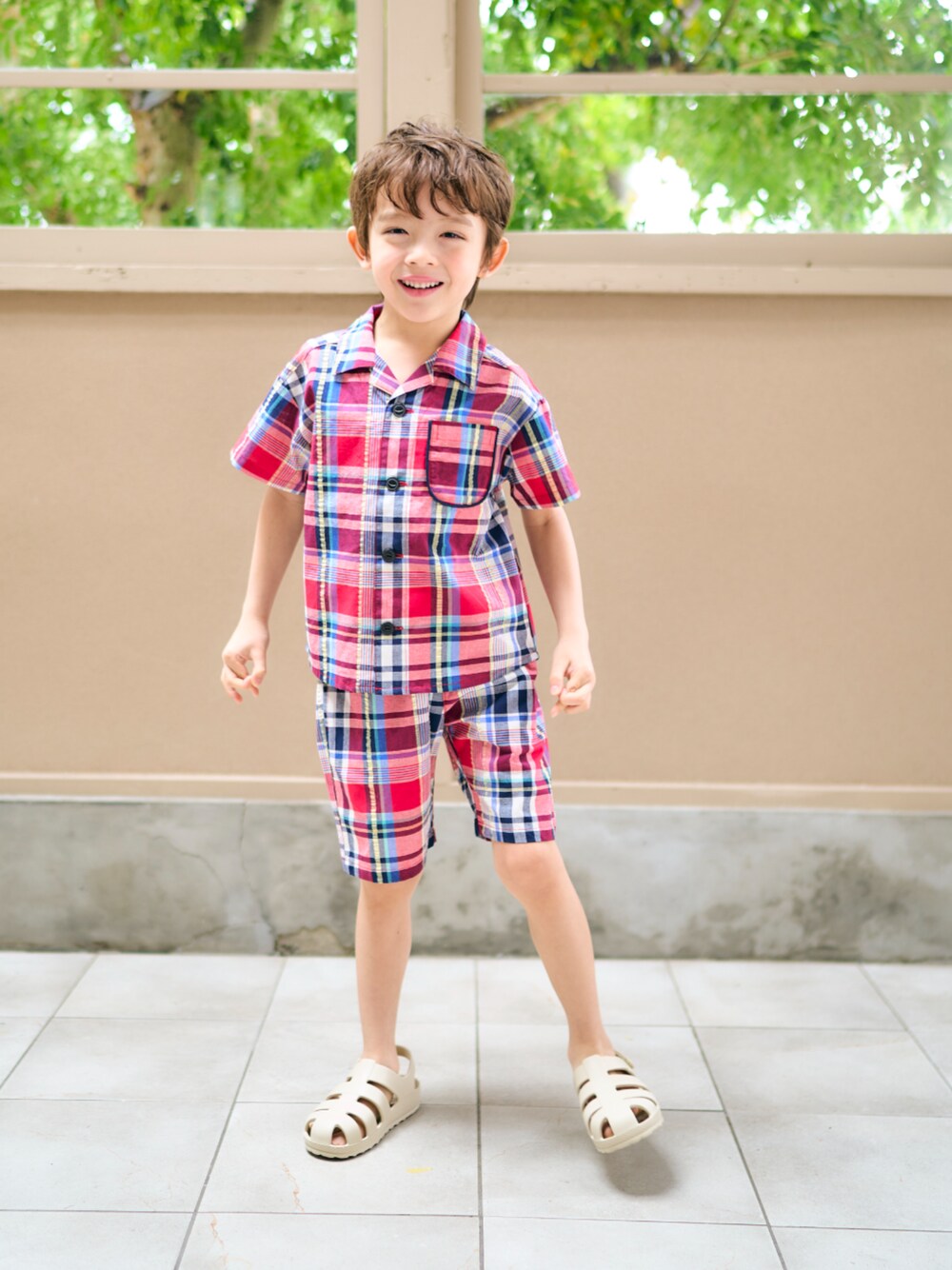 「F.O.Online Store、エフオーオンラインストア(F.O.Online Store)、apres les cours、アプレレクール、キッズコーデ、キッズファッション、男の子、セットアップ、チェック、サンダル、カジュアルコーデ、春夏コーデ、お出かけコーデ、休日スタイル、プチプラ」｜「apres les coursのEVAグルカサンダル（サンダル、ベージュ系）」を使った、F.O.OnlineStoreさん（キッズ・110cm）の春コーディネートの1枚目の写真