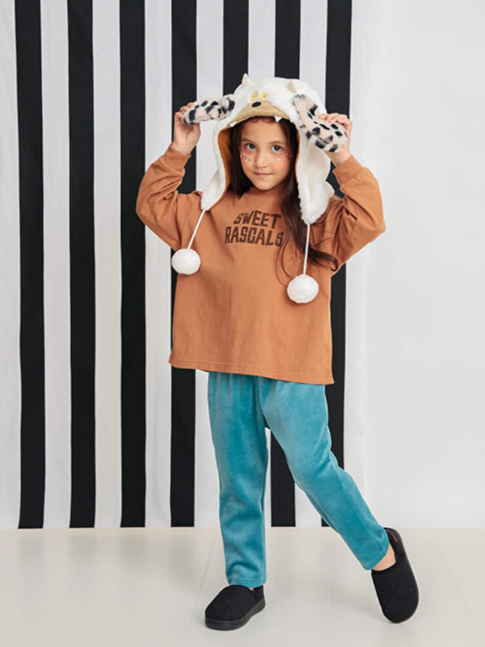 「F.O.Online Store、エフオーオンラインストア(F.O.Online Store)、BREEZE、ブリーズ、モンスター、ロンT、カラーパンツ、ハロウィン、halloween、長袖、秋コーデ、キッズコーデ、キッズ、キャップ」｜「BREEZEのバックプリントPOPお菓子Tシャツ（Tシャツ/カットソー、イエロー系）」を使った、F.O.OnlineStoreさん（キッズ・110cm）の秋コーディネートの1枚目の写真
