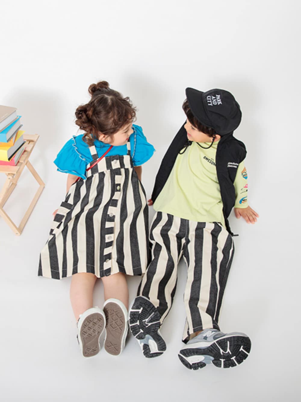 「F.O.Online Store、エフオーオンラインストア(F.O.Online Store)、BREEZE、ブリーズ、おそろいコーデ、リンクコーデ、ストライプ、春コーデ、春、春服、春カラー、ジャンスカ、パンツスタイル、きょうだいコーデ、お出かけコーデ」｜「BREEZEの【リンク】総柄ジャンスカ（ジャンパースカート、ブラック系）」を使った、F.O.OnlineStoreさん（キッズ・110cm）の冬コーディネートの1枚目の写真