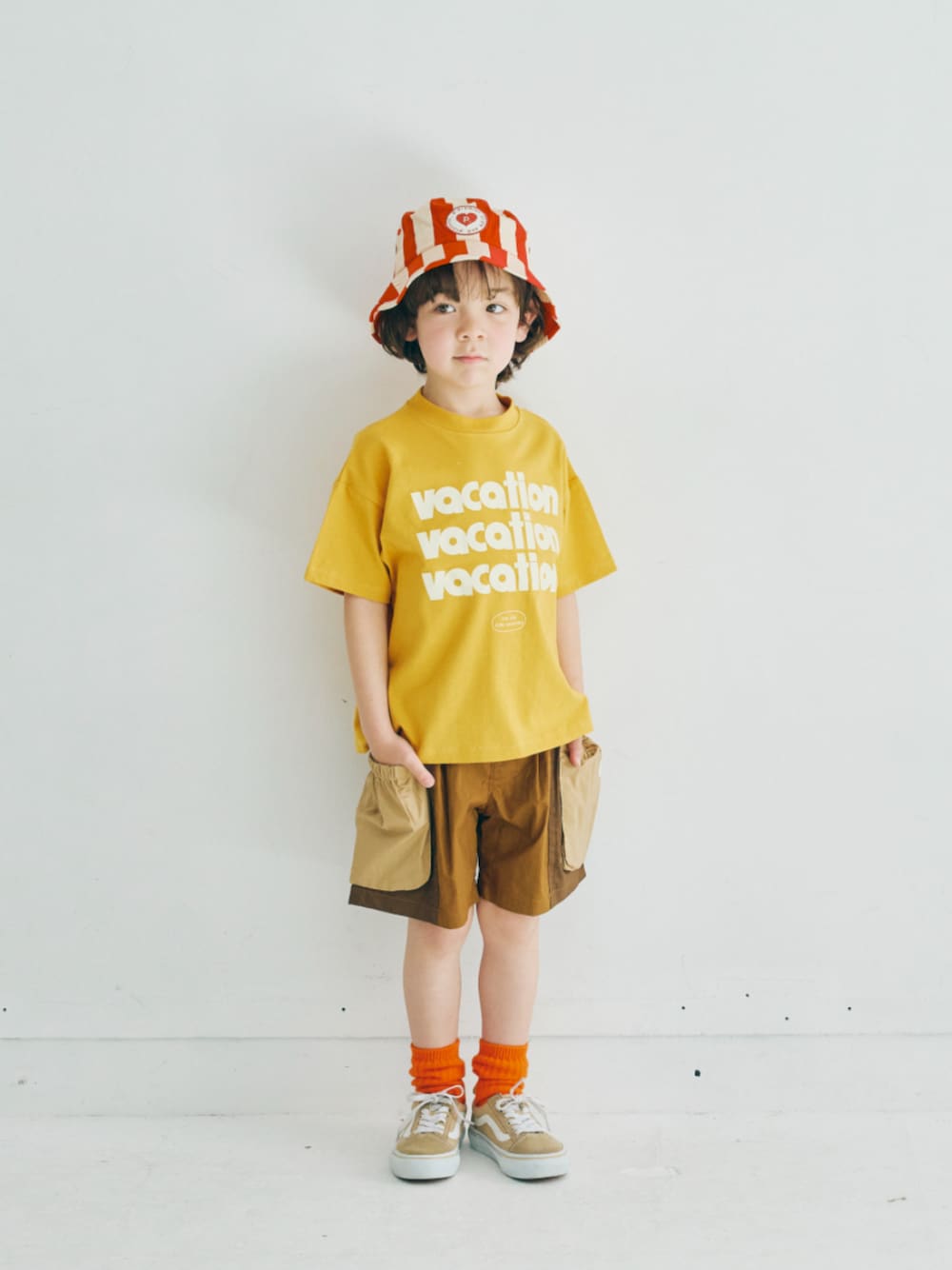「F.O.Online Store、エフオーオンラインストア(F.O.Online Store)、p.premier、ピードットプルミエ、キッズコーデ、キッズファッション、男の子、ユニセックス、ロゴT、ハット、ハーフパンツ、靴下チラ見せ、カジュアル、カジュアルコーデ、お出かけコーデ」｜「p.premierのネオンカラーリブソックス（ソックス/靴下、オレンジ系）」を使った、F.O.OnlineStoreさん（キッズ・110cm）の春コーディネートの1枚目の写真