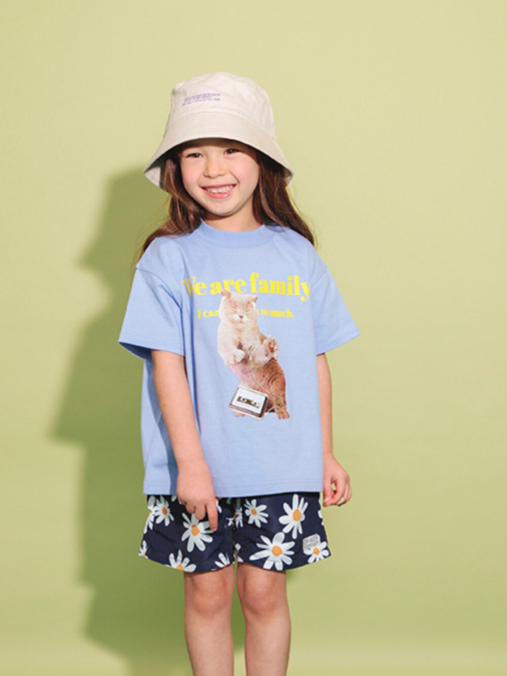 「F.O.Online Store、エフオーオンラインストア(F.O.Online Store)、半袖Ｔシャツ、Tシャツ、バケットハット、ハーフパンツ、花柄、プリントT、ネコ、子供服、夏コーデ、ネイビー、ゆるコーデ、カジュアル、キッズコーデ」｜「BREEZEの【UVカット】バケットハット（ハット、ホワイト系）」を使った、F.O.OnlineStoreさん（キッズ・110cm）の夏コーディネートの1枚目の写真