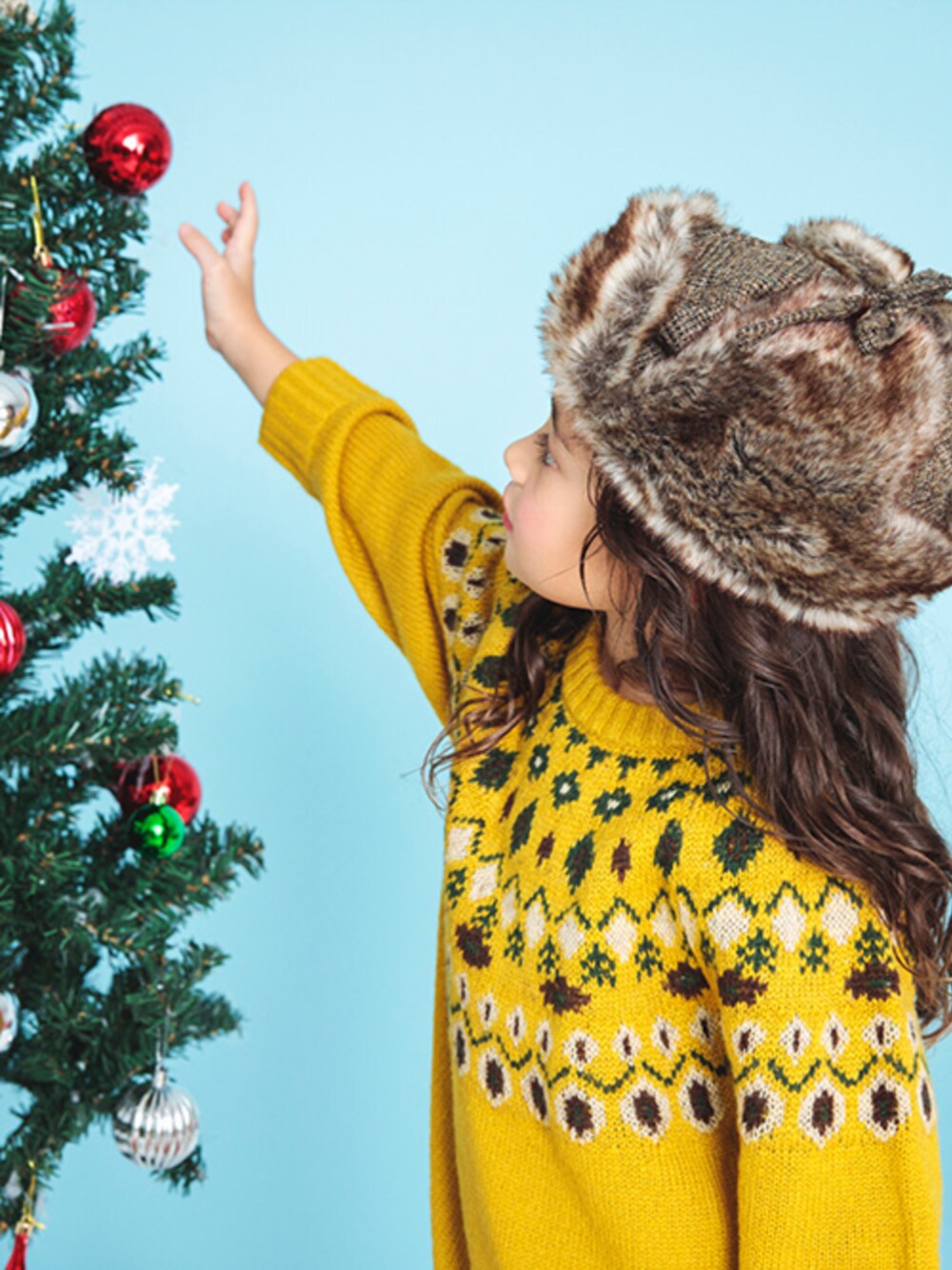 「エフオーオンラインストア(F.O.Online Store)、F.O.Online Store、BREEZE、ブリーズ、クリスマスに着たい服、アーガイル柄、イエロー、ニットワンピース、キッズコーデ、女の子、カジュアルコーデ、休日スタイル、ゆったりコーデ、冬コーデ、キャップ」｜「BREEZEのファーフライトキャップ（ハット、ブラウン系）」を使った、F.O.OnlineStoreさん（キッズ・110cm）の冬コーディネートの1枚目の写真
