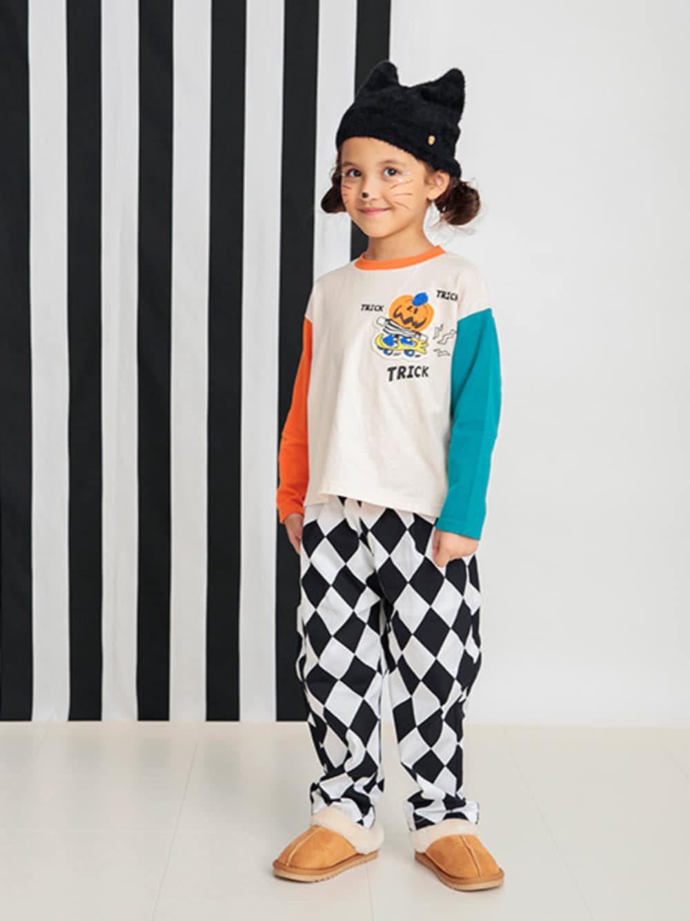 「F.O.Online Store、エフオーオンラインストア(F.O.Online Store)、BREEZE、ブリーズ、ロンT、halloween、ハロウィン、ニット帽、ワイドパンツ、総柄パンツ、ゆったり、長袖、秋コーデ、キッズコーデ」｜「BREEZEのNEW シェフパンツ（その他パンツ、ホワイト系）」を使った、F.O.OnlineStoreさん（キッズ・110cm）の秋コーディネートの1枚目の写真