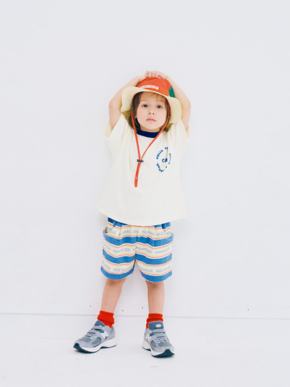 「F.O.Online Store、エフオーオンラインストア(F.O.Online Store)、p.premier、ピードットプルミエ、キッズコーデ、キッズファッション、男の子、ユニセックス、ボーダー、ハーフパンツ、ハット、靴下チラ見せ、淡色コーデ、シンプルコーデ、お出かけコーデ」｜「p.premierのイロチ買いしたいカラーリブソックス（ソックス/靴下、レッド系）」を使った、F.O.OnlineStoreさん（キッズ・110cm）の春コーディネートの1枚目の写真