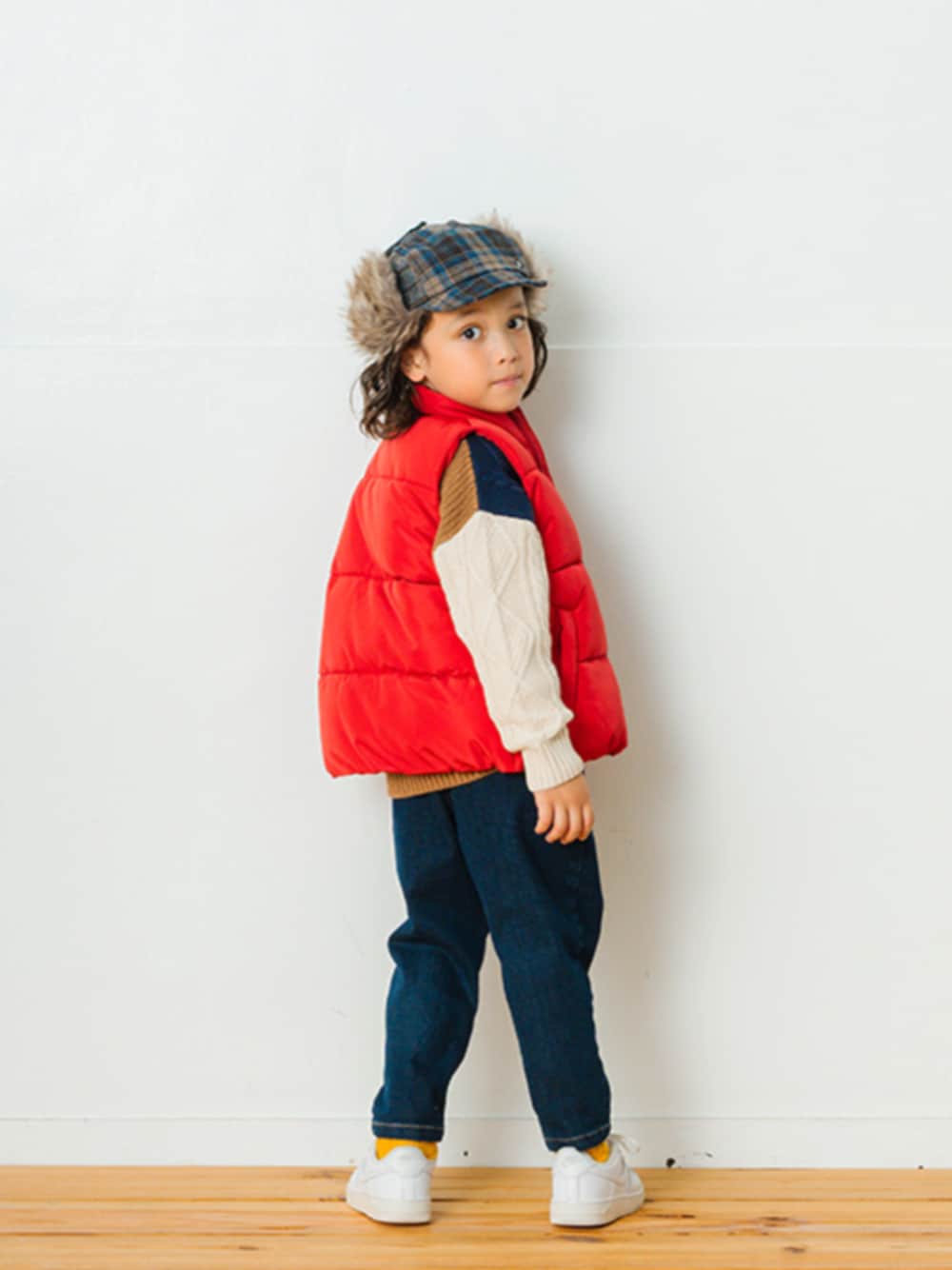 「F.O.Online Store、エフオーオンラインストア(F.O.Online Store)、BREEZE、ブリーズ、ニット、冬コーデ、冬、ダウンベスト、冬ニット、ウォッシャブル、おでかけコーデ、カジュアル、カジュアルコーデ」｜「BREEZEの【WEB限定】カラバリボリューム中綿ベスト（ダウンベスト、レッド系）」を使った、F.O.OnlineStoreさん（キッズ・110cm）の冬コーディネートの1枚目の写真