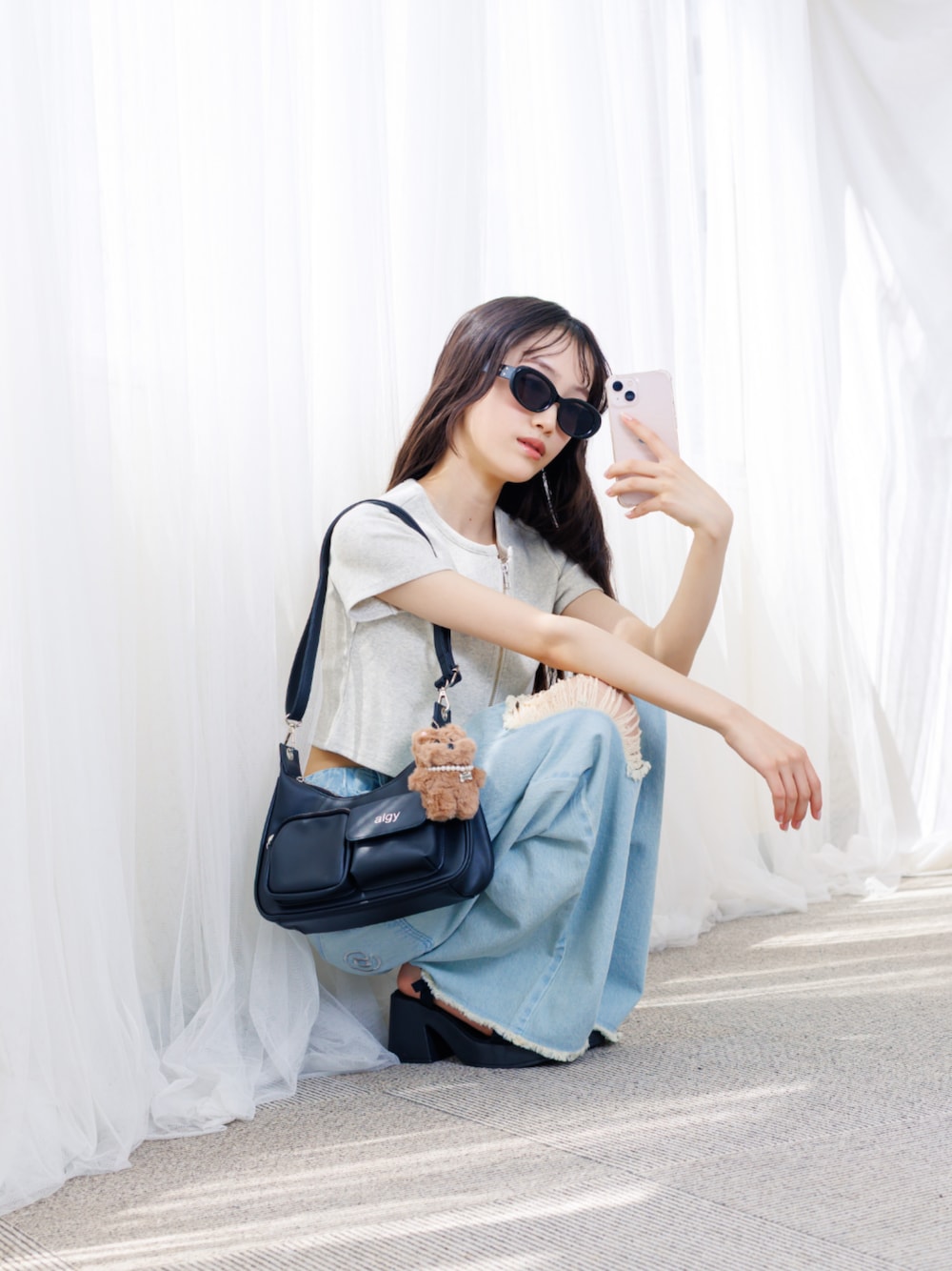 「F.O.Online Store、エフオーオンラインストア(F.O.Online Store)、ALGY、アルジー、キッズコーデ、キッズファッション、女の子、女の子コーデ、カジュアル、カジュアルコーデ、お出かけコーデ、バッグ、ショルダーバッグ、サングラス、きれいめカジュアル」｜「algyのフロントジップT（Tシャツ/カットソー、ホワイト系）」を使った、F.O.OnlineStoreさん（キッズ・160cm）の春コーディネートの1枚目の写真