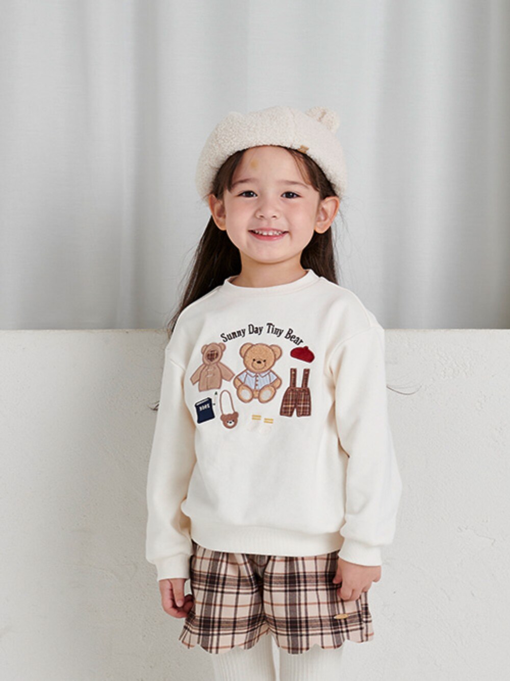 「F.O.Online Store、エフオーオンラインストア(F.O.Online Store)、apres les cours、アプレレクール、くまさん、tiny bear、女の子、スウェット、トレーナー、ワッペン、ホワイト、淡い色コーデ、冬コーデ、冬、お出かけコーデ」｜「apres les coursのリブタイツ（タイツ/ストッキング、ホワイト系）」を使った、F.O.OnlineStoreさん（キッズ・110cm）の秋コーディネートの1枚目の写真