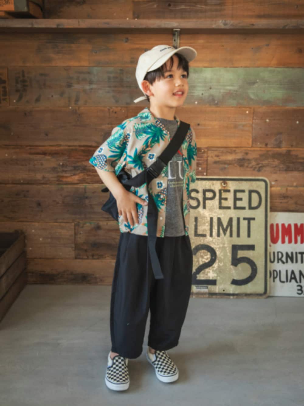 「F.O.Online Store、エフオーオンラインストア(F.O.Online Store)、BREEZE、ブリーズ、キッズコーデ、キッズファッション、男の子、ユニセックス、ワイドパンツ、シャツスタイル、キャップ、レイヤードスタイル、お出かけコーデ、ショルダーバッグ、カジュアル」｜「BREEZEの【UVカット】ロゴキャップ（キャップ、ベージュ系）」を使った、F.O.OnlineStoreさん（キッズ・110cm）の春コーディネートの1枚目の写真