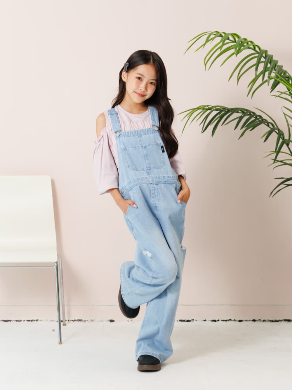 「F.O.Online Store、エフオーオンラインストア(F.O.Online Store)、ALGY、アルジー、キッズコーデ、キッズファッション、女の子、カジュアル、お出かけコーデ、きれいめカジュアル、韓国ファッション、韓国子供服、ヘアアクセサリー、オフショル、デニム」｜「algyのシャーリング肩あきトップス（Tシャツ/カットソー、ピンク系）」を使った、F.O.OnlineStoreさん（キッズ・140cm）の夏コーディネートの1枚目の写真