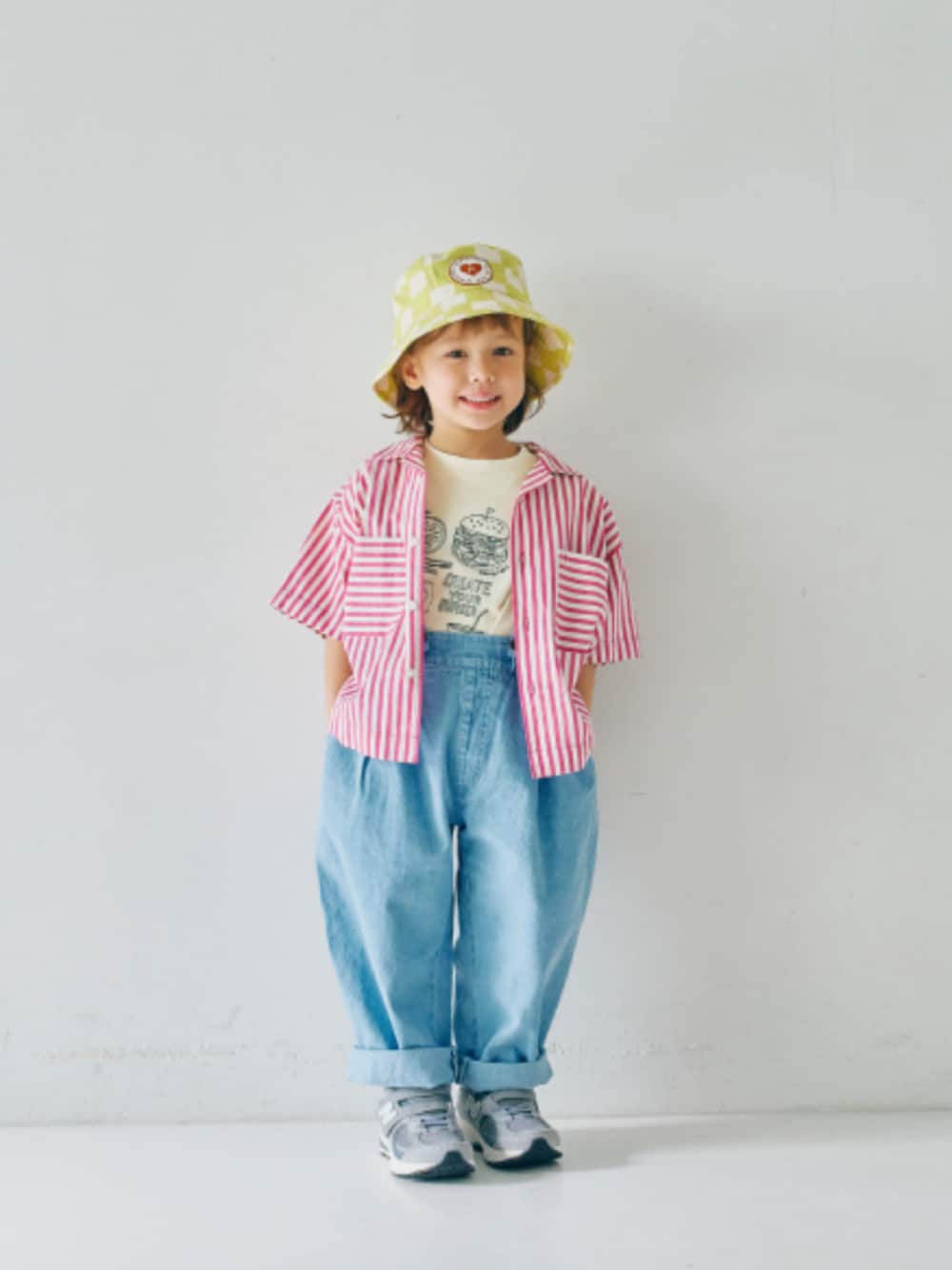 「F.O.Online Store、エフオーオンラインストア(F.O.Online Store)、p.premier、ピードットプルミエ、キッズコーデ、キッズファッション、男の子、ユニセックス、レイヤードスタイル、カジュアルコーデ、デニム、ハット、ストライプ、Tシャツ、春コーデ」｜「p.premierの2柄刺繍半袖Tシャツ（Tシャツ/カットソー、ホワイト系）」を使った、F.O.OnlineStoreさん（キッズ・110cm）の春コーディネートの1枚目の写真