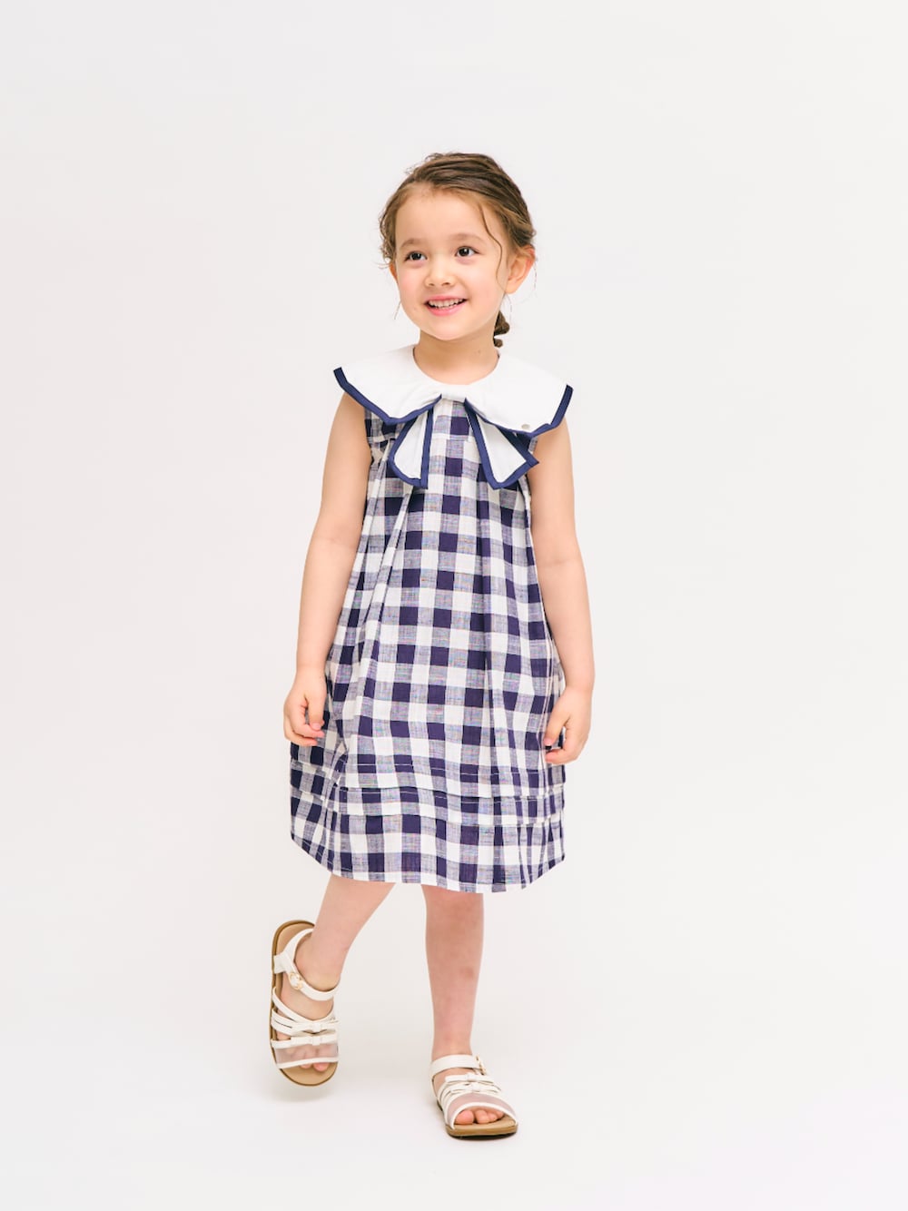 「F.O.Online Store、エフオーオンラインストア(F.O.Online Store)、apres les cours、アプレレクール、キッズコーデ、キッズファッション、女の子、女の子コーデ、ワンピース、チェック、サンダル、夏コーデ、夏服、きれいめカジュアル、お出かけコーデ」｜「apres les coursのリボンメッシュサンダル（サンダル、ホワイト系）」を使った、F.O.OnlineStoreさん（キッズ・110cm）の夏コーディネートの1枚目の写真
