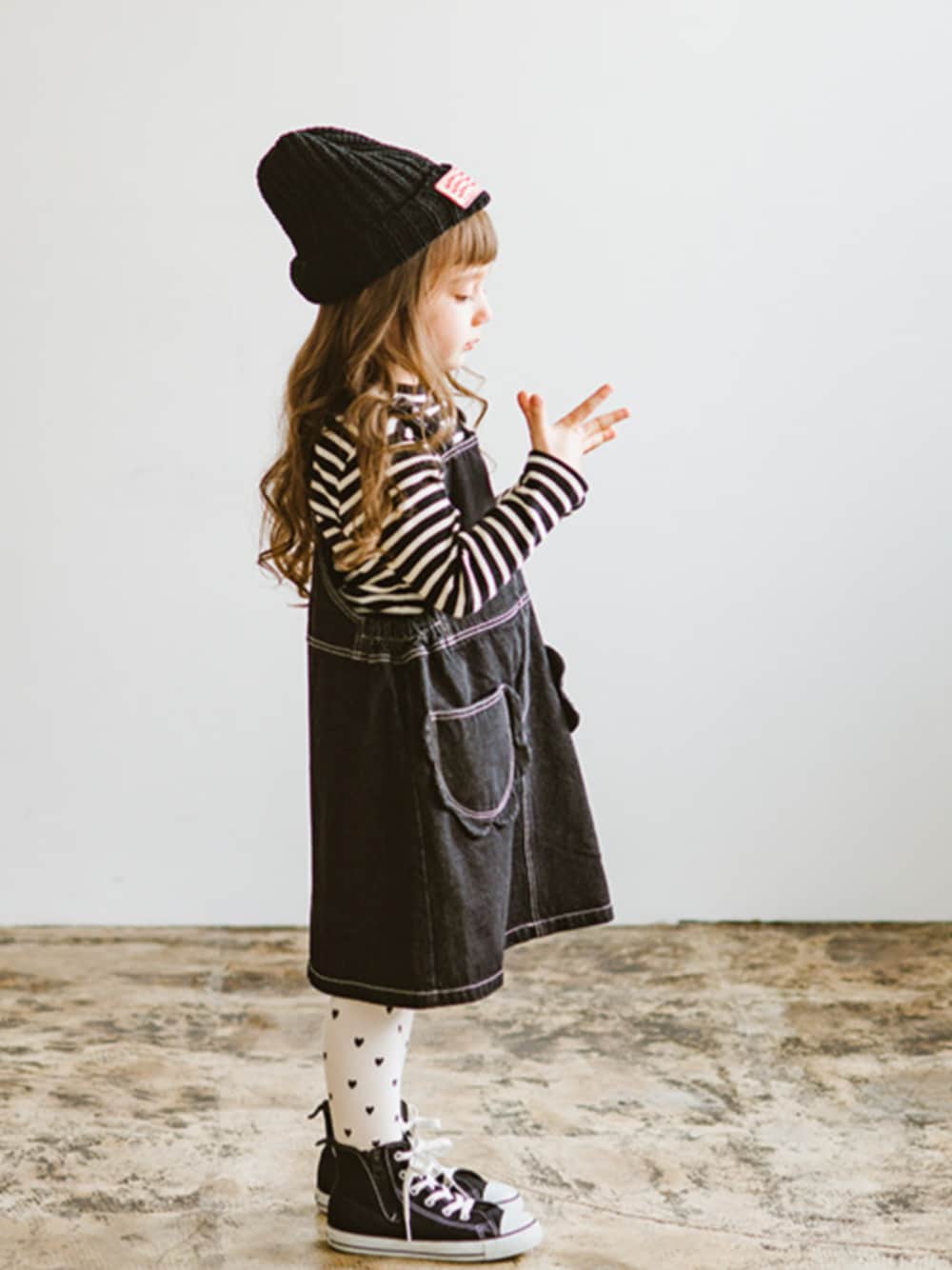 「F.O.Online Store、エフオーオンラインストア(F.O.Online Store)、p.premier、ピードットプルミエ、秋コーデ、秋服、ジャンスカ、キッズファッション、モノトーン、ボーダー、ブラック、デニムスカート、シンプルコーデ、シンプル、女の子」｜「p.premierのイロチ買いしたいnobi-nobiストレッチリブトップス（Tシャツ/カットソー、その他）」を使った、F.O.OnlineStoreさん（キッズ・110cm）の夏コーディネートの1枚目の写真