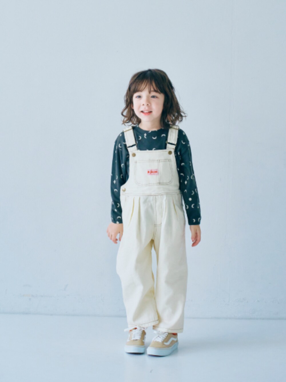 「F.O.Online Store、エフオーオンラインストア(F.O.Online Store)、p.premier、ピードットプルミエ、キッズコーデ、キッズファッション、男の子、ユニセックス、サロペット、ロンT、靴下チラ見せ、春服、春めき満開コーデ、カジュアルコーデ、お出かけコーデ」｜「p.premierのネオンカラーリブソックス（ソックス/靴下、オレンジ系）」を使った、F.O.OnlineStoreさん（キッズ・110cm）の春コーディネートの1枚目の写真