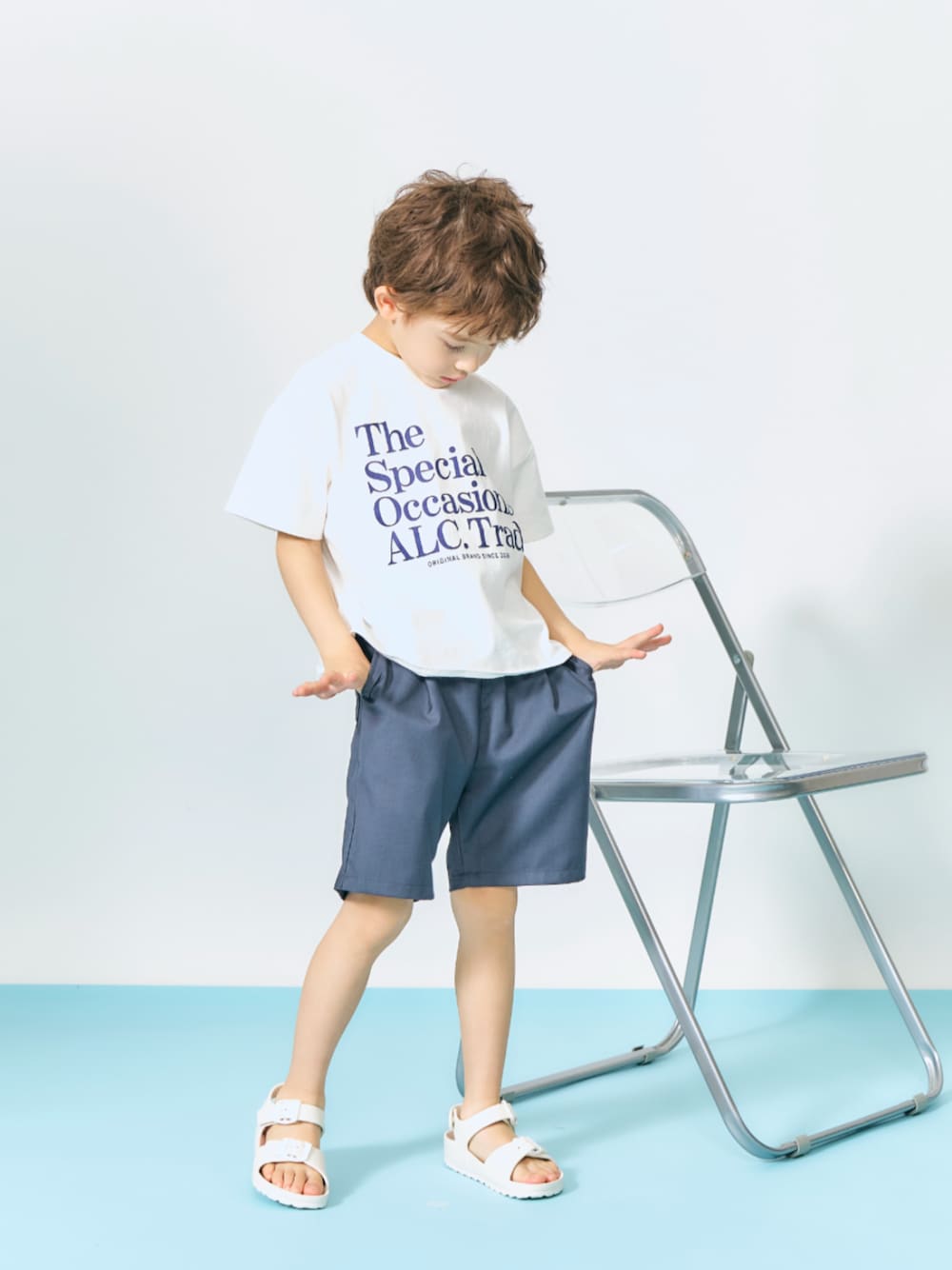「F.O.Online Store、エフオーオンラインストア(F.O.Online Store)、apres les cours、アプレレクール、キッズコーデ、キッズファッション、男の子、男の子コーデ、Tシャツ、白Tシャツ、ハーフパンツ、ロゴT、サンダル、きれいめカジュアル、夏服」｜「apres les coursの【ジュニア対応】ALCロゴTシャツ（Tシャツ/カットソー、ホワイト系）」を使った、F.O.OnlineStoreさん（キッズ・110cm）の夏コーディネートの1枚目の写真