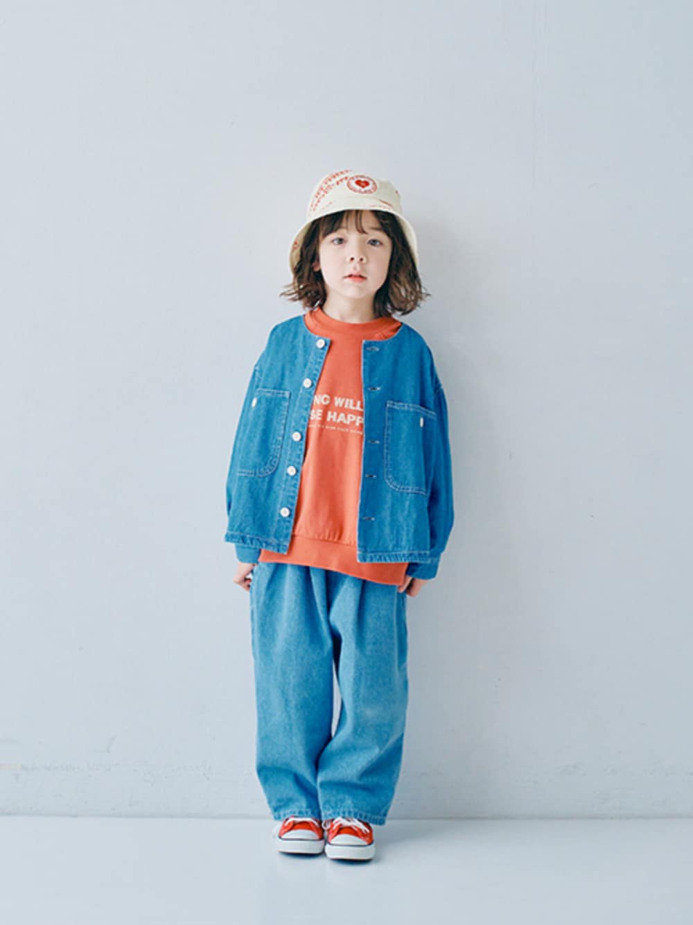 「春コーデ、F.O.Online Store、エフオーオンラインストア(F.O.Online Store)、p.premier、ピードットプルミエ、キッズコーデ、キッズファッション、キッズ、男の子、男の子コーデ、ロンT、おでかけコーデ、ハット、ロゴT、デニムセットアップ」｜「p.premierのゆるシルエットのワイドタックパンツ（その他パンツ、ブルー系）」を使った、F.O.OnlineStoreさん（キッズ・110cm）の春コーディネートの1枚目の写真