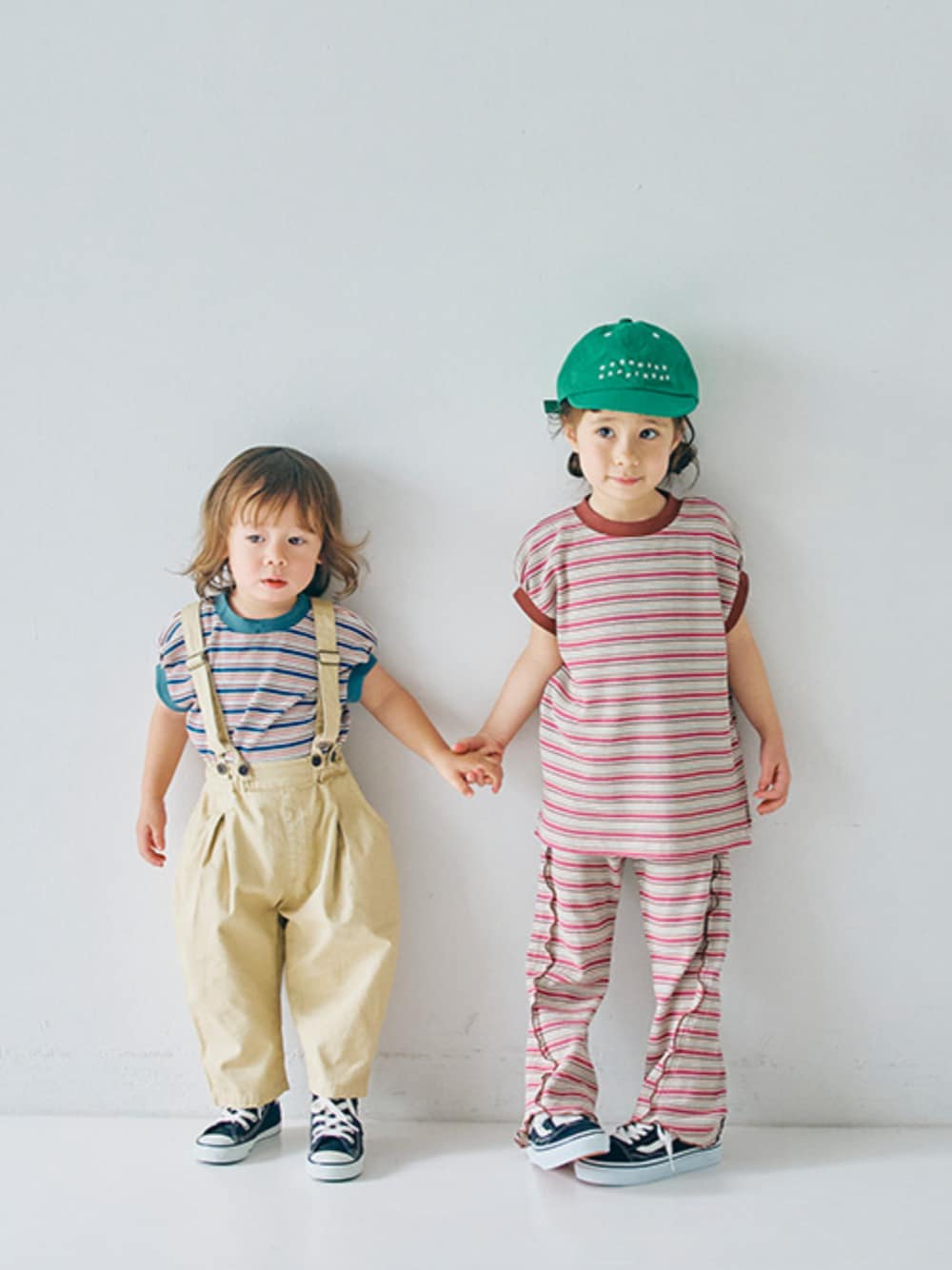 「春コーデ、F.O.Online Store、エフオーオンラインストア(F.O.Online Store)、p.premier、ピードットプルミエ、キッズコーデ、キッズファッション、キッズ、リンクコーデ、おそろいコーデ、ボーダー、ボーダートップス、ベビーコーデ、男の子コーデ、女の子コーデ」｜「p.premierのロゴ刺繍キャップ（キャップ、グリーン系）」を使った、F.O.OnlineStoreさん（キッズ・80cm）の春コーディネートの1枚目の写真