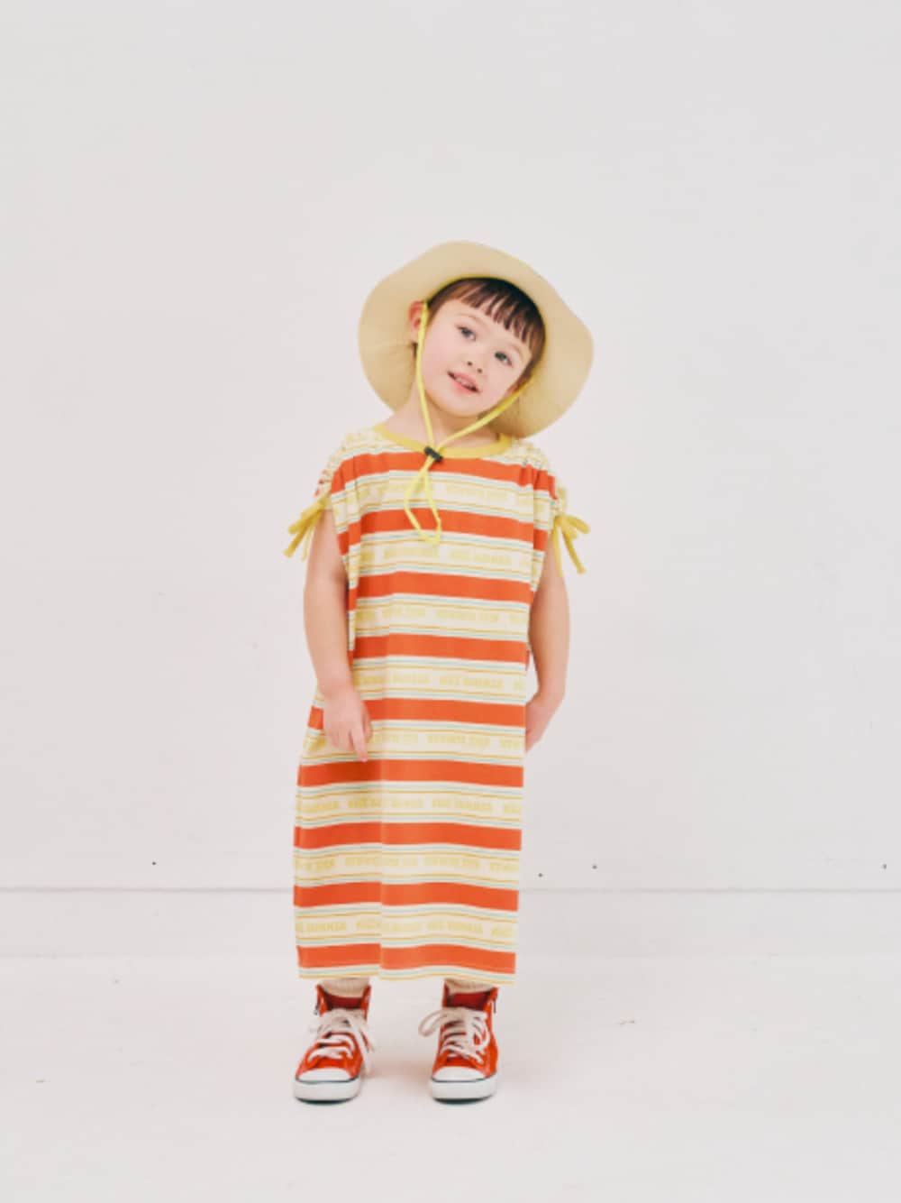 「F.O.Online Store、エフオーオンラインストア(F.O.Online Store)、p.premier、ピードットプルミエ、キッズコーデ、キッズファッション、女の子、ワンピース、ボーダー、ハット、靴下チラ見せ、夏服、淡色コーデ、シンプルコーデ、お出かけコーデ」｜「p.premierのイロチ買いしたいカラーリブソックス（ソックス/靴下、ホワイト系）」を使った、F.O.OnlineStoreさん（キッズ・110cm）の春コーディネートの1枚目の写真