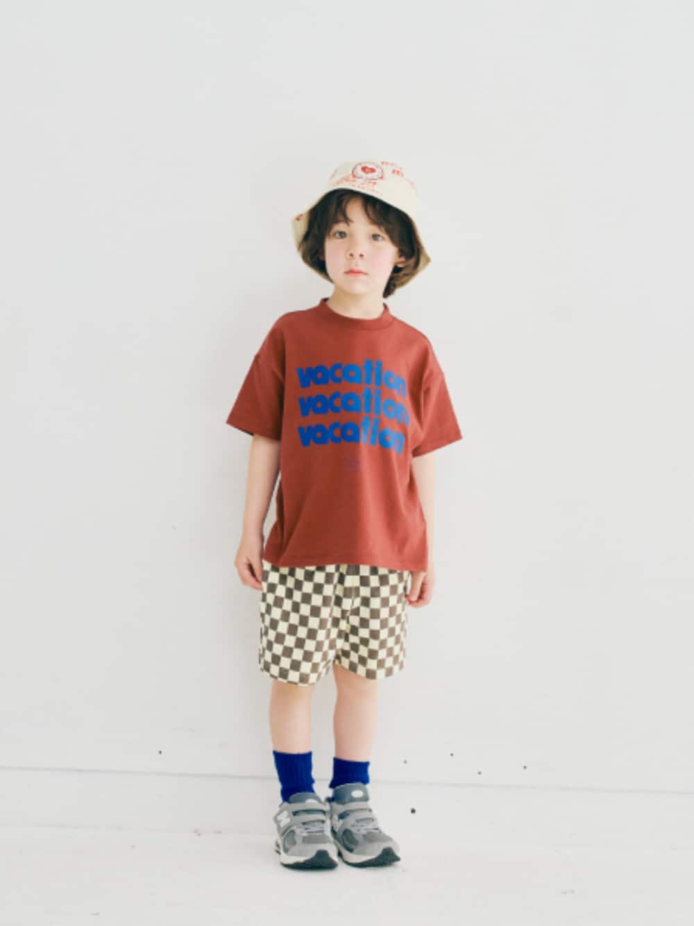 「F.O.Online Store、エフオーオンラインストア(F.O.Online Store)、p.premier、ピードットプルミエ、キッズコーデ、キッズファッション、男の子、ユニセックス、ハット、ハーフパンツ、ロゴT、総柄、靴下チラ見せ、アウトドアスタイル、カジュアルコーデ」｜「p.premierの総柄ツイルハット（ハット、ホワイト系）」を使った、F.O.OnlineStoreさん（キッズ・110cm）の春コーディネートの1枚目の写真