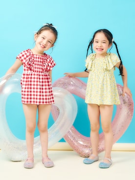 「apres les cours（アプレレクール）の【UVカット】シャーリングフリルワンピース水着_ジュニア対応（水着、レッド系）」を使った、F.O.OnlineStoreさん（キッズ・110cm）の春コーディネート