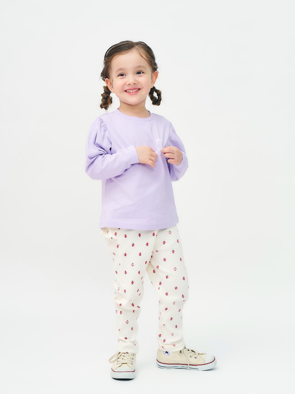「F.O.Online Store、エフオーオンラインストア(F.O.Online Store)、apres les cours、アプレレクール、キッズコーデ、キッズファッション、女の子、女の子コーデ、淡色コーデ、ロンT、総柄、春色、春めき満開コーデ、通学コーデ、通園コーデ」｜「apres les coursの後ろフリルレギンス/7days Style pants（レギンス/スパッツ、ホワイト系）」を使った、F.O.OnlineStoreさん（キッズ・110cm）の春コーディネートの1枚目の写真