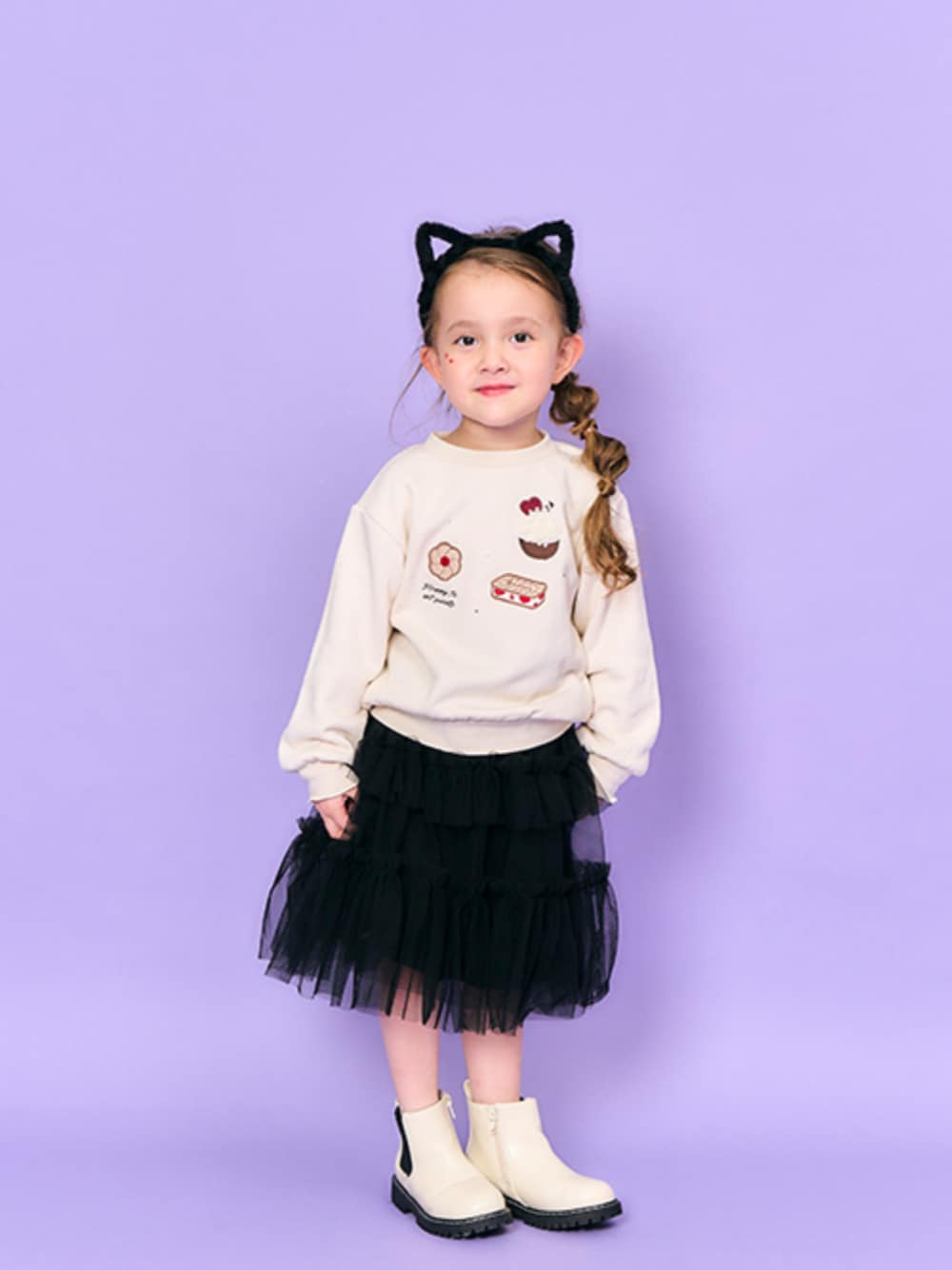 「F.O.Online Store、エフオーオンラインストア(F.O.Online Store)、apres les cours、アプレレクール、ハロウィン、halloween、トレーナー、お菓子、秋コーデ、チュールスカート、ネコ耳、カチューシャ、キッズコーデ、カジュアル、女の子」｜「apres les coursのねこ耳カチューシャ（カチューシャ、ブラック系）」を使った、F.O.OnlineStoreさん（キッズ・110cm）の秋コーディネートの1枚目の写真