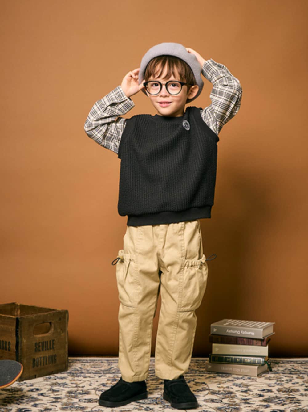 ブラック系のTシャツ/カットソー、ベージュ系のカーゴパンツ、ブラック系のブーツを着用したキッズの夏コーディネートの1枚目の写真