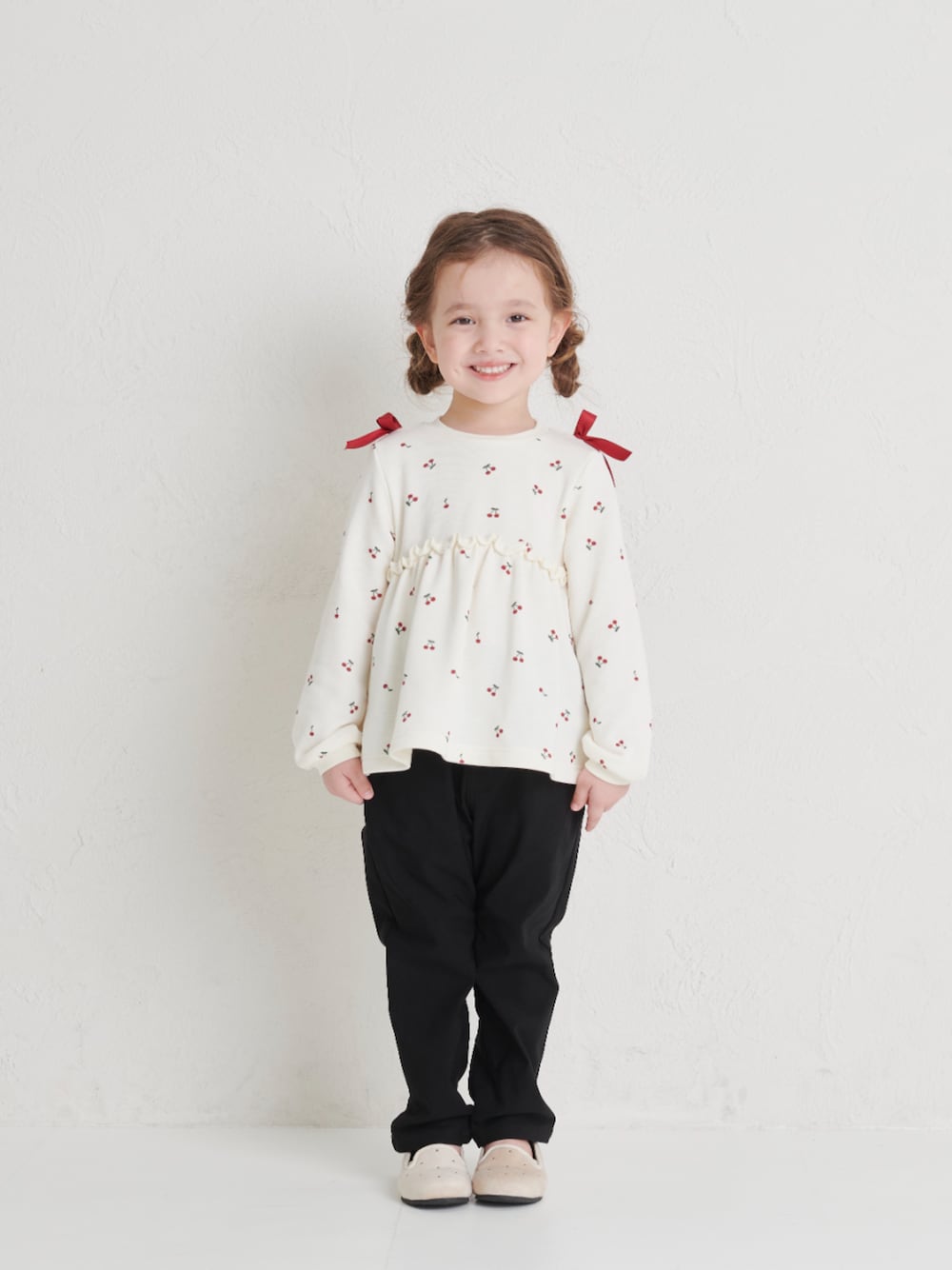 「F.O.Online Store、エフオーオンラインストア(F.O.Online Store)、apres les cours、アプレレクール、リボン、パンツスタイル、女の子、さくらんぼ、カジュアル、カジュアルガーリー、キッズコーデ、おでかけコーデ、チュニック、長袖、ガーリー」｜「apres les coursのリベットオペラシューズ（パンプス、ベージュ系）」を使った、F.O.OnlineStoreさん（キッズ・110cm）の秋コーディネートの1枚目の写真