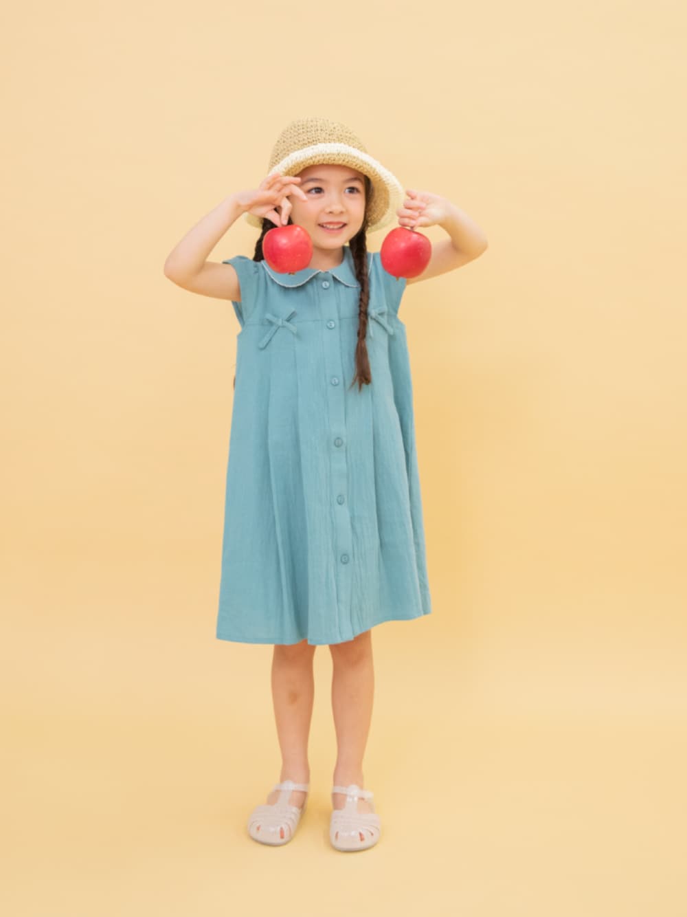 「F.O.Online Store、エフオーオンラインストア(F.O.Online Store)、BREEZE、ブリーズ、キッズコーデ、キッズファッション、女の子、女の子コーデ、ワンピース、シャツワンピ、サンダル、ハット、お出かけコーデ、カジュアルコーデ、夏服」｜「BREEZEのジェリーサンダル（サンダル、ホワイト系）」を使った、F.O.OnlineStoreさん（キッズ・110cm）の夏コーディネートの1枚目の写真
