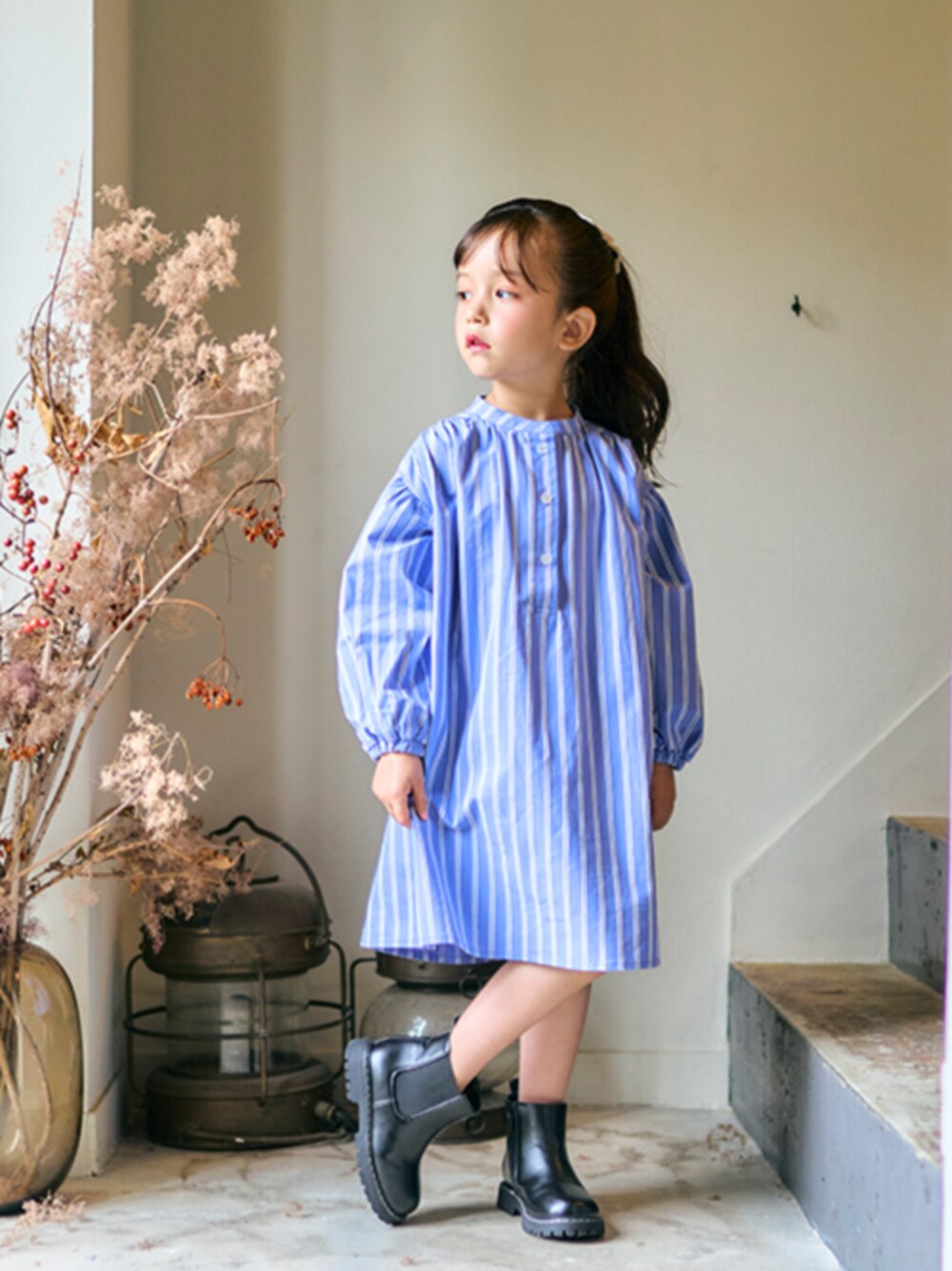 「F.O.Online Store、エフオーオンラインストア(F.O.Online Store)、apres les cours、アプレレクール、秋ワンピ、ワンピース、ストライプ、秋コーデ、キッスコーデ、子供服、ストライプワンピース、秋服、おんなのこ、ワンピーススタイル」｜「apres les coursの【リンク】アプレのヒロインワンピ（ワンピース、その他）」を使った、F.O.OnlineStoreさん（キッズ・110cm）の夏コーディネートの1枚目の写真