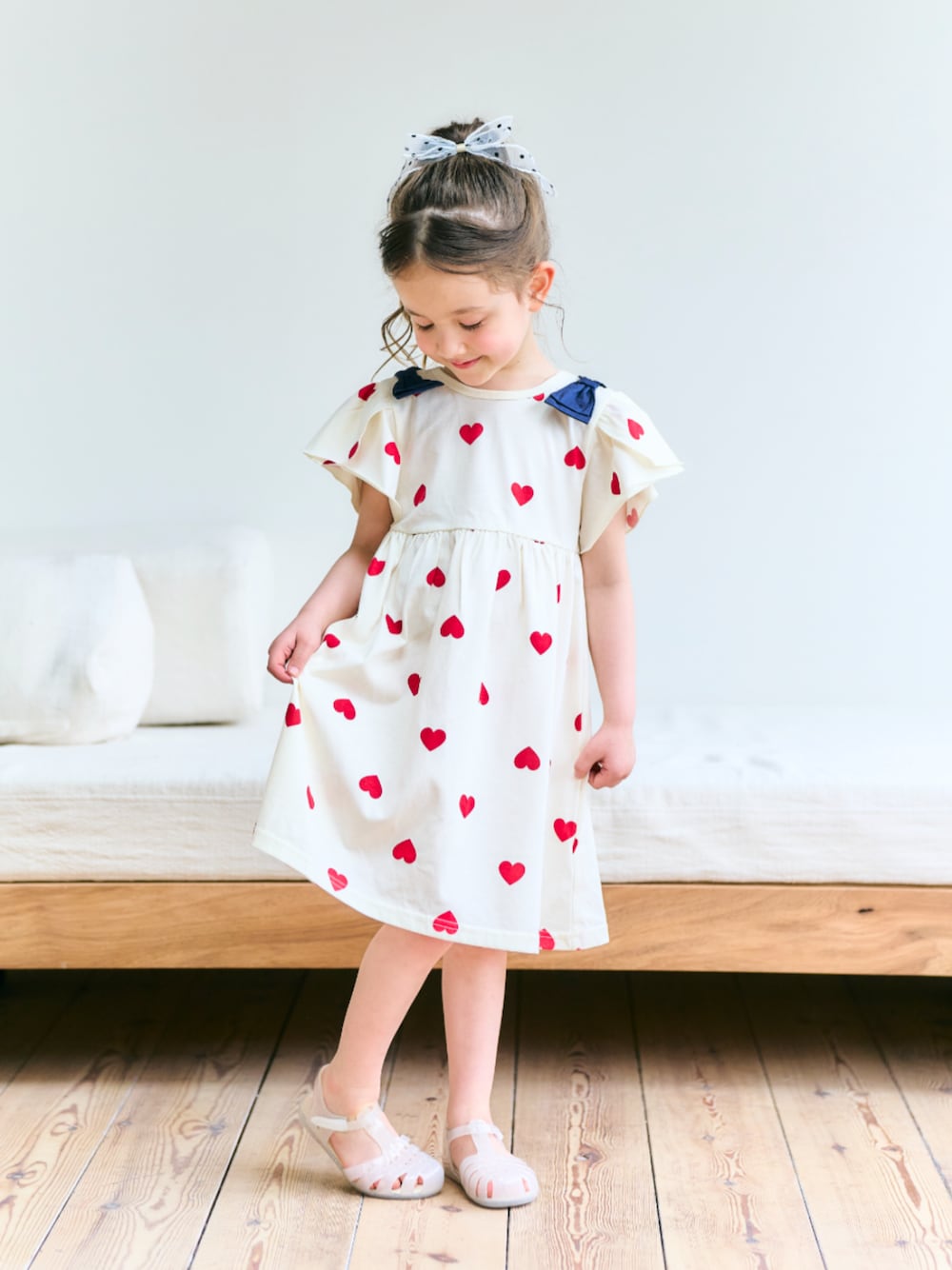 「F.O.Online Store、エフオーオンラインストア(F.O.Online Store)、apres les cours、アプレレクール、キッズコーデ、キッズファッション、女の子、ワンピース、総柄、サンダル、ヘアアクセサリー、夏服、きれいめカジュアル、お出かけコーデ、プチプラ」｜「apres les coursのジェリーサンダル（サンダル、ホワイト系）」を使った、F.O.OnlineStoreさん（キッズ・110cm）の夏コーディネートの1枚目の写真