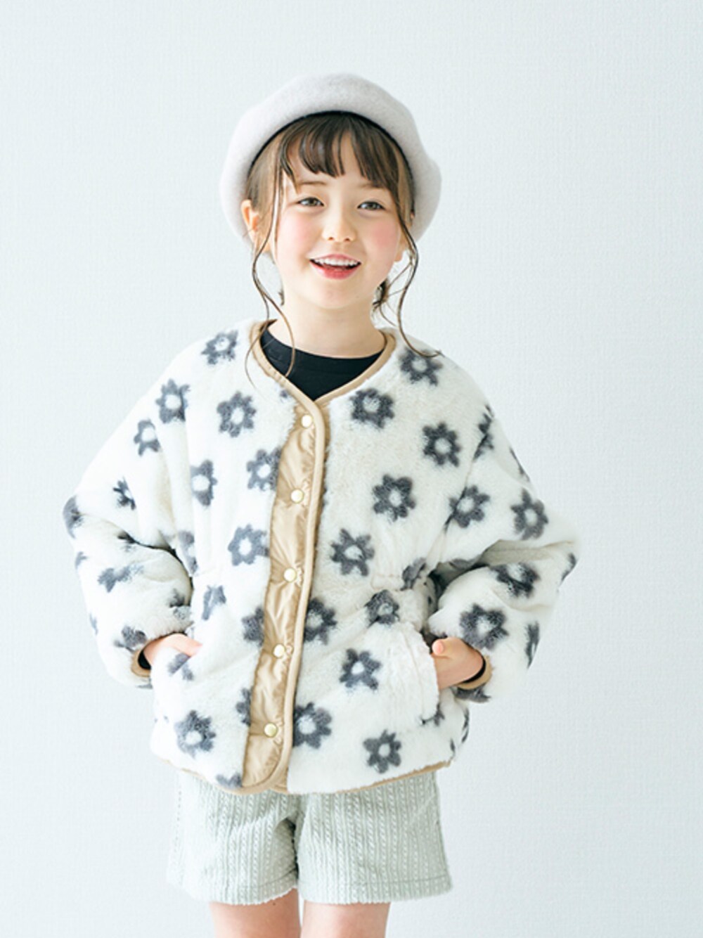 「エフオーオンラインストア(F.O.Online Store)、F.O.Online Store、apres les cours、アプレレクール、アウター、冬コーデ、リバーシブル、ボア、カジュアルコーデ、キッズコーデ、ベレー帽、ショートパンツ、ホワイト、ボアジャケット、女の子」｜「apres les coursのウエストリボンリバーシブルキルトアウター（その他アウター、ベージュ系）」を使った、F.O.OnlineStoreさん（キッズ・110cm）の冬コーディネートの1枚目の写真