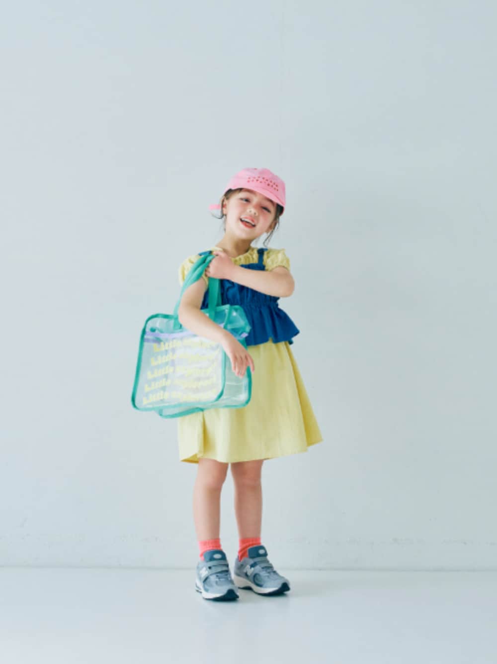 「F.O.Online Store、エフオーオンラインストア(F.O.Online Store)、p.premier、ピードットプルミエ、キッズコーデ、キッズファッション、女の子、ワンピース、レイヤードスタイル、スイムバック、靴下チラ見せ、キャップ、お出かけコーデ、プチプラ、トートバッグ」｜「p.premierのイロチ買いしたいカラーリブソックス（ソックス/靴下、レッド系）」を使った、F.O.OnlineStoreさん（キッズ・110cm）の春コーディネートの1枚目の写真
