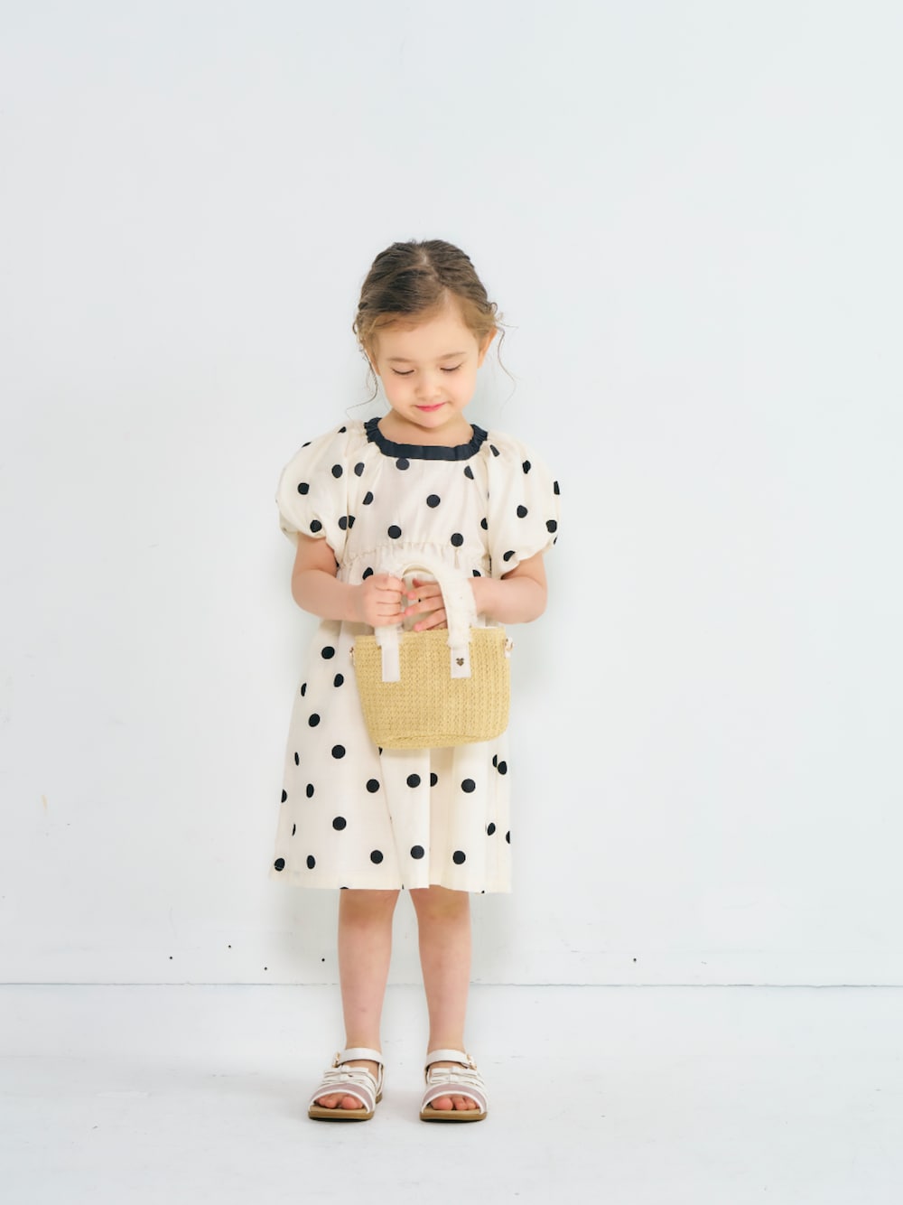 「F.O.Online Store、エフオーオンラインストア(F.O.Online Store)、apres les cours、アプレレクール、キッズコーデ、キッズファッション、女の子、ワンピース、お出かけコーデ、きれいめカジュアル、サンダル、ショルダーバッグ、夏コーデ、記念日コーデ、雨の日コーデ」｜「apres les coursのリボンゴム・クリップヘアアレンジセット（その他ヘアアクセサリー、ホワイト系）」を使った、F.O.OnlineStoreさん（キッズ・110cm）の夏コーディネートの1枚目の写真