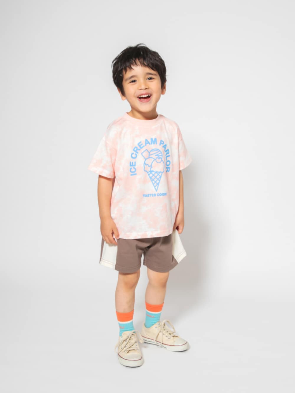 「F.O.Online Store、エフオーオンラインストア(F.O.Online Store)、BREEZE、ブリーズ、キッズコーデ、キッズファッション、男の子、ユニセックス、Tシャツ、柄シャツ、カジュアルコーデ、スポーツミックス、ハーフパンツ、靴下チラ見せ、プチプラ」｜「BREEZEの【WEB限定/ジュニア対応】タイダイモチーフ半袖Tシャツ（Tシャツ/カットソー、オレンジ系）」を使った、F.O.OnlineStoreさん（キッズ・110cm）の夏コーディネートの1枚目の写真