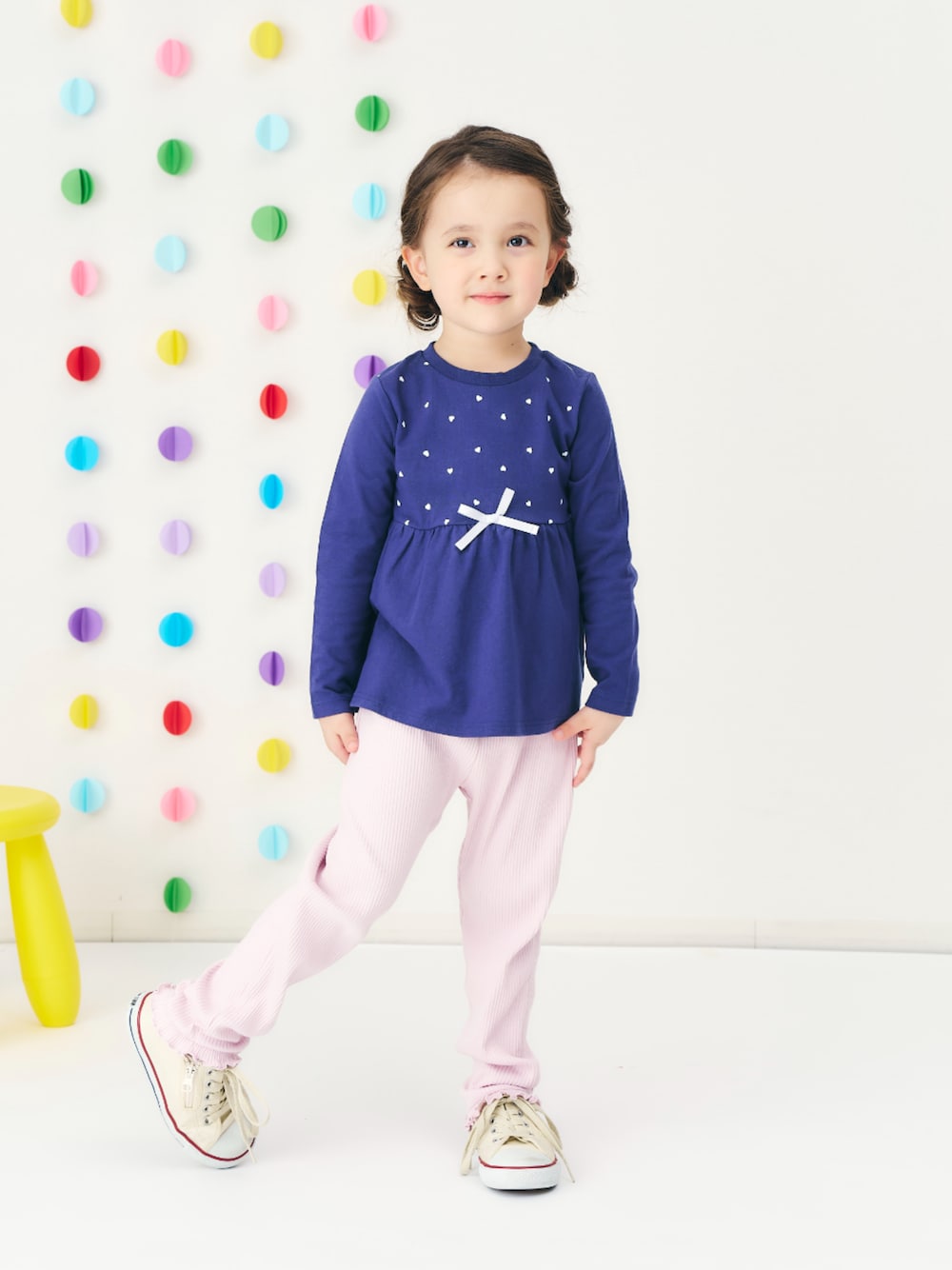 「F.O.Online Store、エフオーオンラインストア(F.O.Online Store)、apres les cours、アプレレクール、キッズコーデ、キッズファッション、女の子、女の子コーデ、ロンT、パンツスタイル、通学コーデ、春夏コーデ、ネイビー、プチプラ、きれいめカジュアル」｜「apres les coursのフリルレギンス/7days Style pants（レギンス/スパッツ、ピンク系）」を使った、F.O.OnlineStoreさん（キッズ・110cm）の夏コーディネートの1枚目の写真