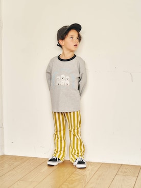 「apres les cours（アプレレクール）の【リンク】バラエティ転写モチーフ長袖Tシャツ（Tシャツ/カットソー、グレー系）」を使った、F.O.OnlineStoreさん（キッズ・110cm）の秋コーディネート
