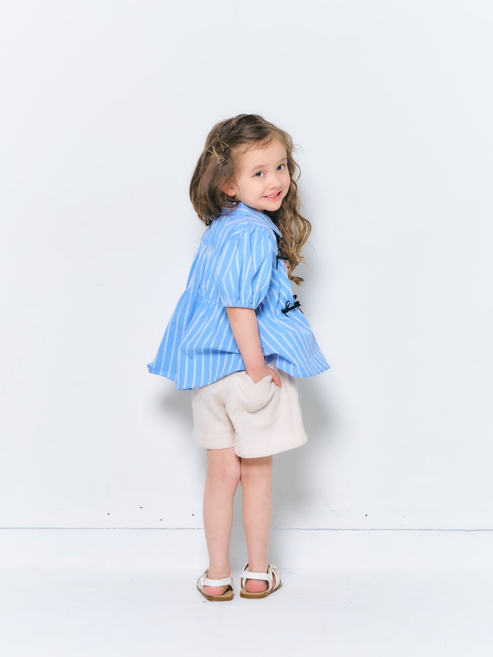 「F.O.Online Store、エフオーオンラインストア(F.O.Online Store)、apres les cours、アプレレクール、キッズコーデ、キッズファッション、女の子、女の子コーデ、ストライプシャツ、ハーフパンツ、サンダル、リボン、春めき満開コーデ、淡色コーデ、春服」｜「apres les coursのリボンメッシュサンダル（サンダル、ホワイト系）」を使った、F.O.OnlineStoreさん（キッズ・110cm）の春コーディネートの1枚目の写真