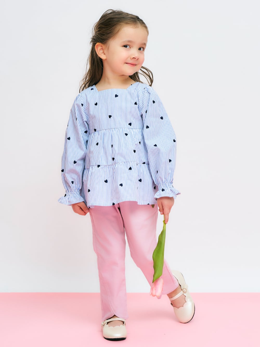 「F.O.Online Store、エフオーオンラインストア(F.O.Online Store)、アプレレクール、apres les cours、キッズコーデ、キッズファッション、女の子、春コーデ、春服、春、チュニック、きれいめカジュアル、カジュアル、通学コーデ、通園コーデ」｜「apres les coursのスカラップパンプス（パンプス、ホワイト系）」を使った、F.O.OnlineStoreさん（キッズ・110cm）の冬コーディネートの1枚目の写真