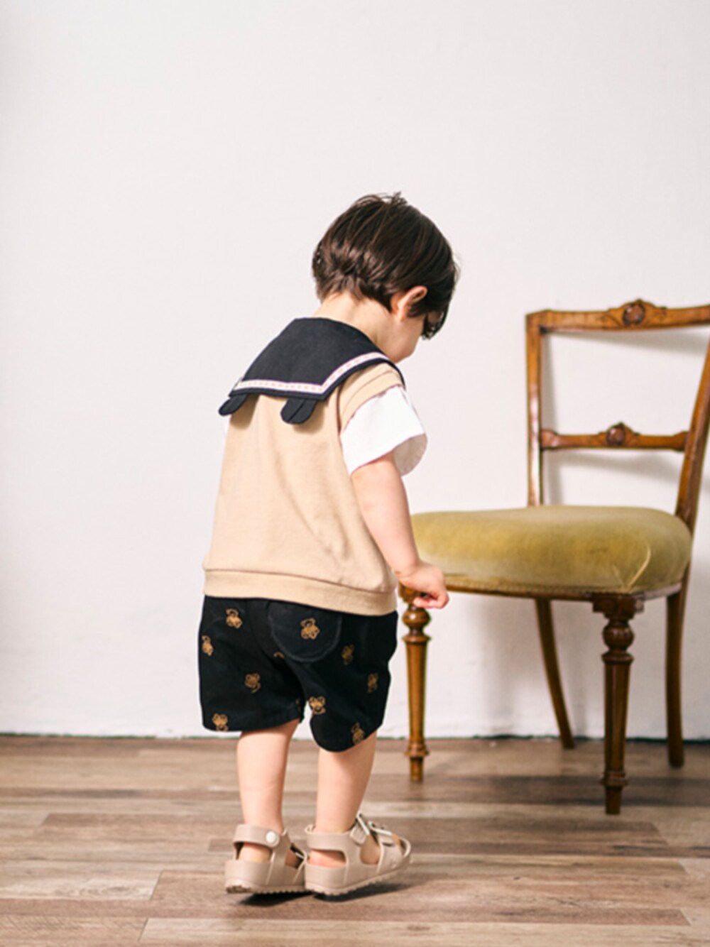 「F.O.Online Store、エフオーオンラインストア(F.O.Online Store)、apres les cours、アプレレクール、tiny bear、くまさん、セーラーカラー、クラシカル、半袖シャツ、ブラウン、お出かけコーデ、夏コーデ、サマースタイル、キッズコーデ、ハーフパンツ」｜「apres les coursのEVAサンダル（サンダル、ホワイト系）」を使った、F.O.OnlineStoreさん（キッズ・90cm）の春コーディネートの1枚目の写真