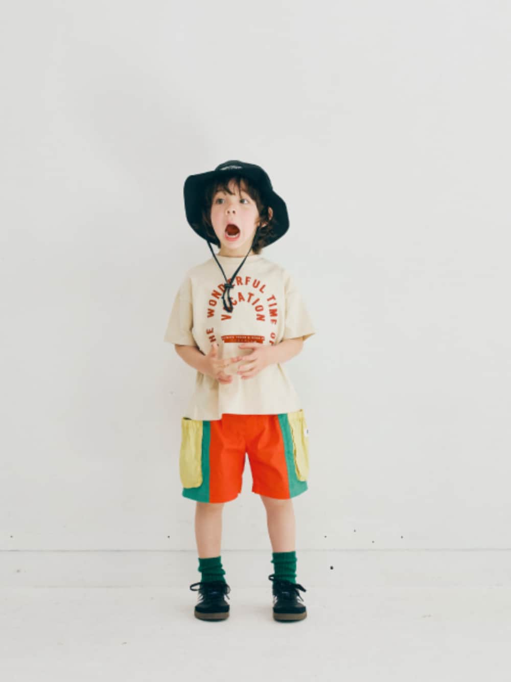 「F.O.Online Store、エフオーオンラインストア(F.O.Online Store)、p.premier、ピードットプルミエ、キッズコーデ、キッズファッション、男の子、ユニセックス、ハット、ロンT、ショートパンツ、靴下チラ見せ、お出かけコーデ、アウトドアスタイル、プチプラ」｜「p.premierのイロチ買いしたいカラーリブソックス（ソックス/靴下、グリーン系）」を使った、F.O.OnlineStoreさん（キッズ・110cm）の春コーディネートの1枚目の写真